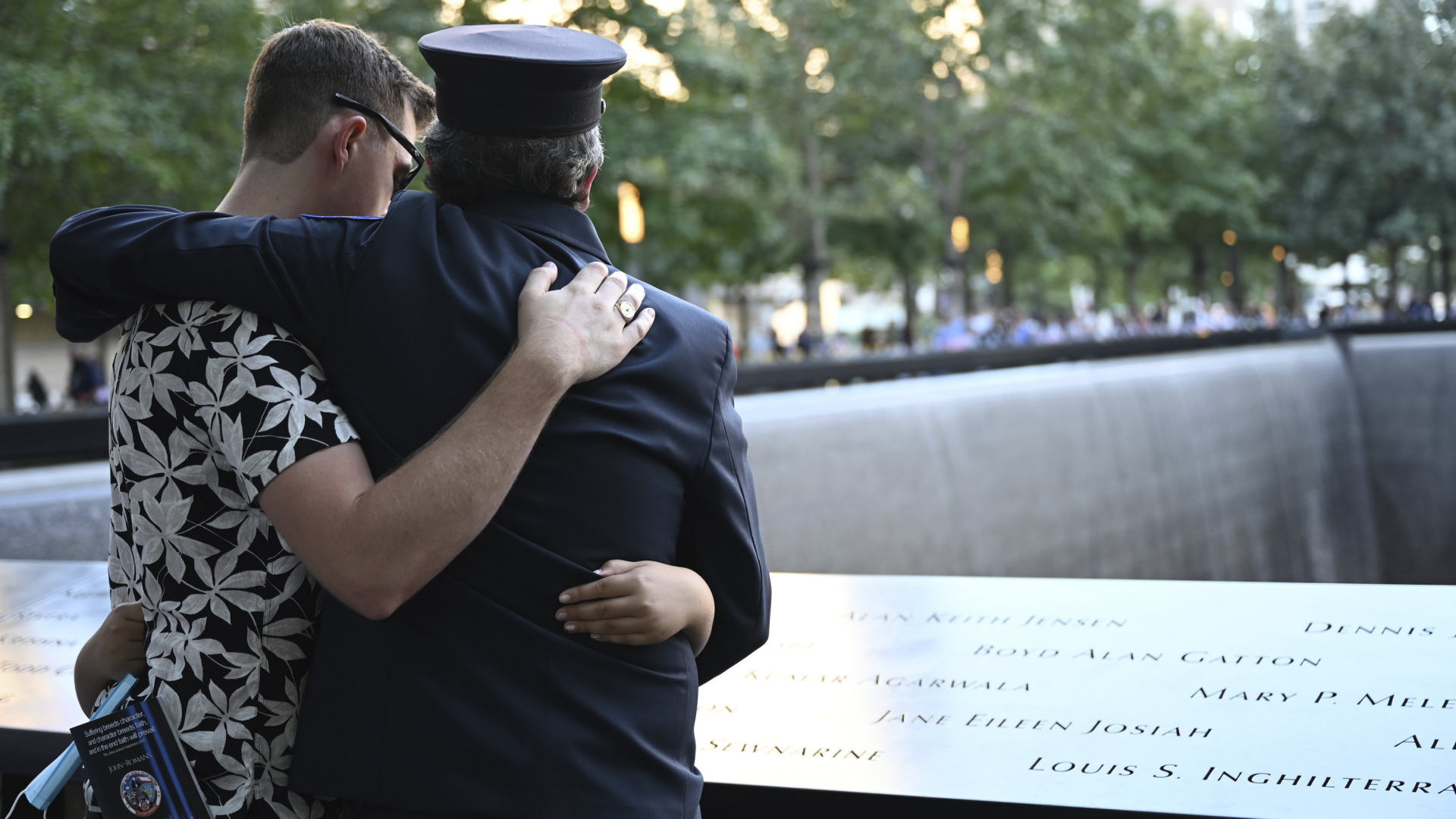 Zwei Anghörige umarmen einander am National September 11 Memorial in New York. | AP