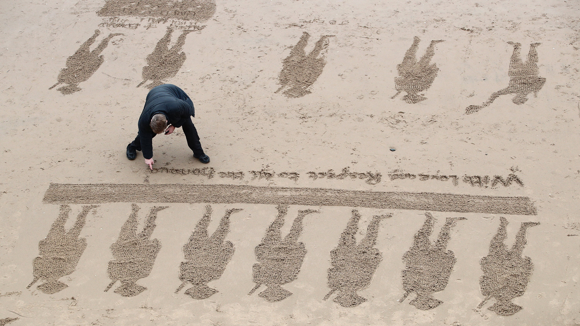 Konturen von Soldaten in den Sand | Bildquelle: dpa