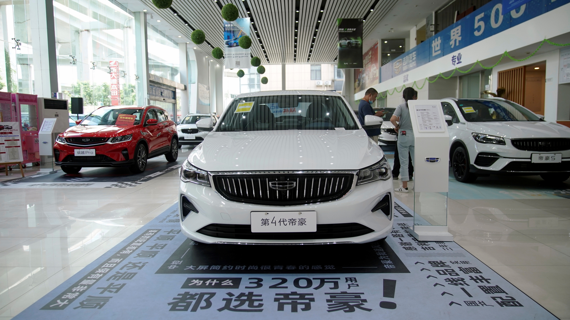 Autos des chinesischen Herstellers Geely stehen in einem Autohaus in Shanghai. | REUTERS