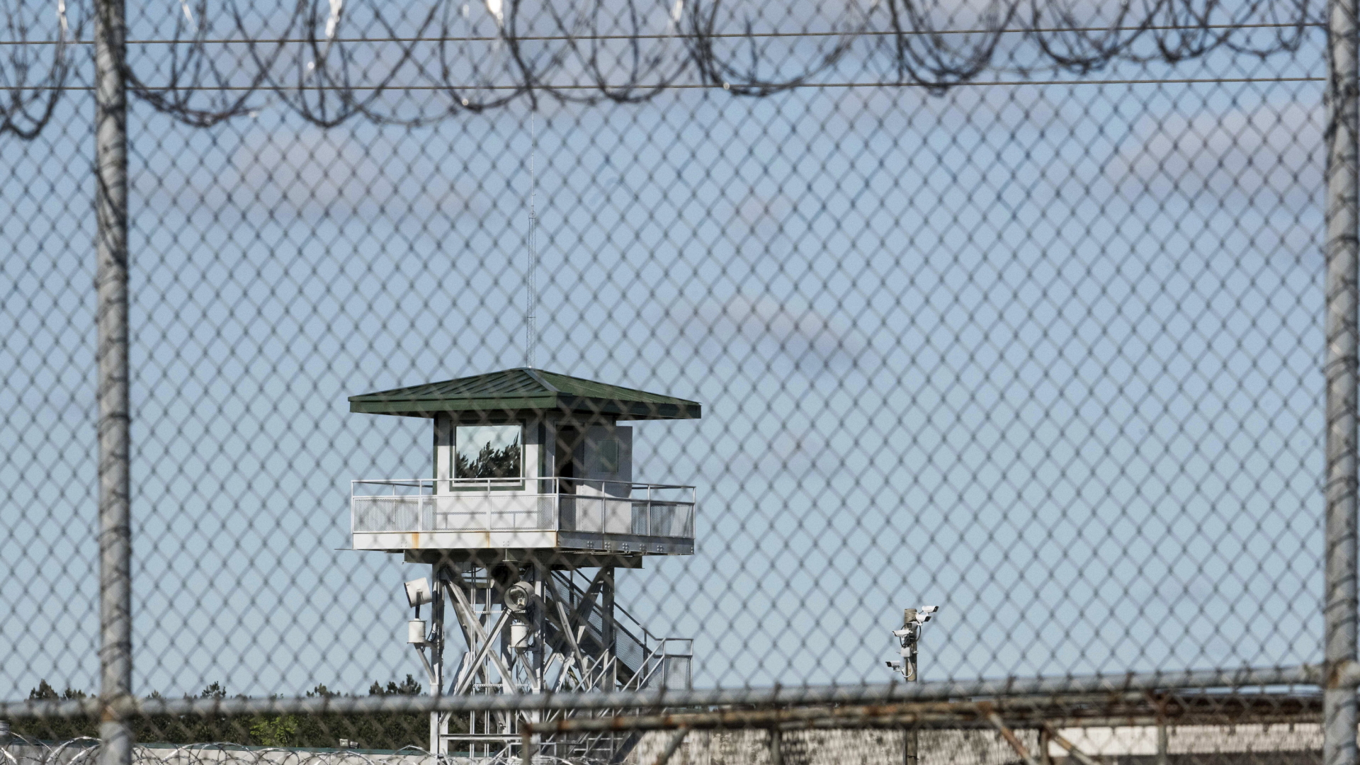 Blick auf Zaun und Wachturm der Lee Correctional Institution, einem Gefängnis in South Carolina.