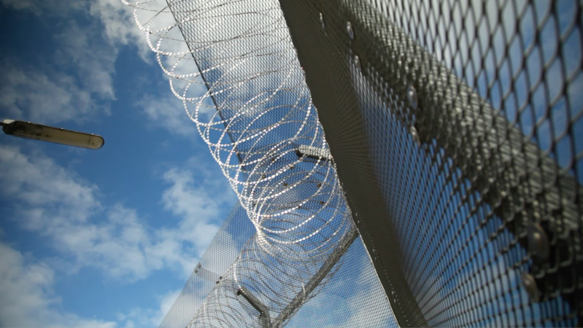 Blick auf einen Gefängniszaun | WDR / Maren Kuhlmann