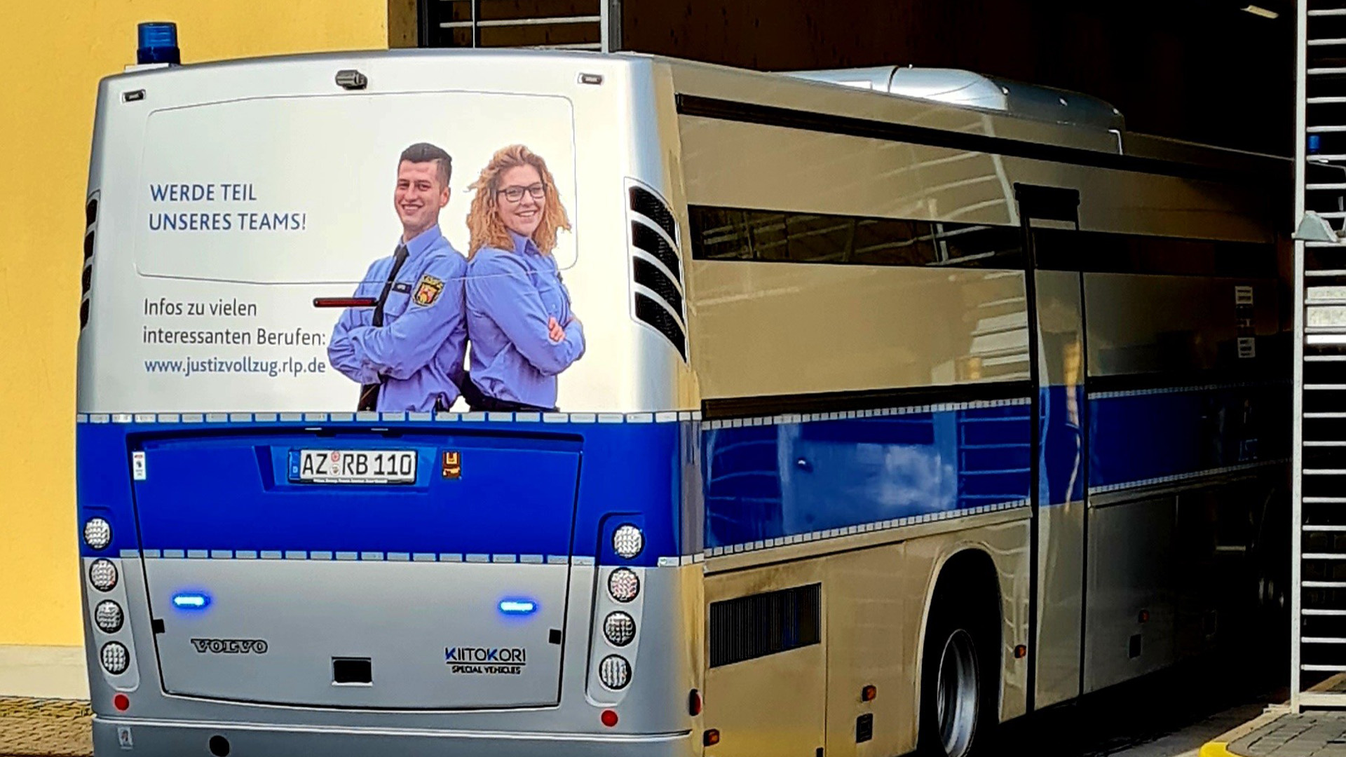 Gefangenentransport-Bus mit der Aufschrift "Werde Teil unseres Teams!" | Lucretia Gather/SWR