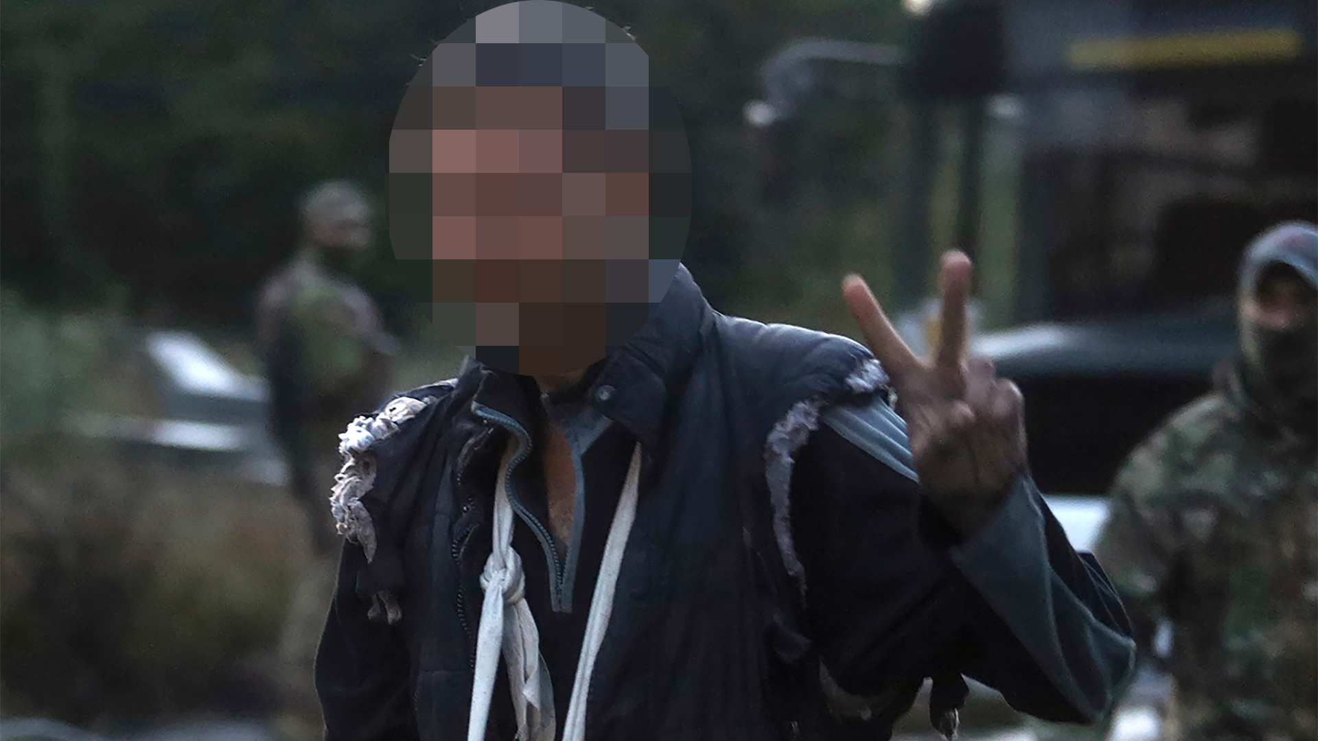 Ein ukrainischer Soldat, der mit den Fingern ein V-Zeichen für Victory zeigt. | dpa