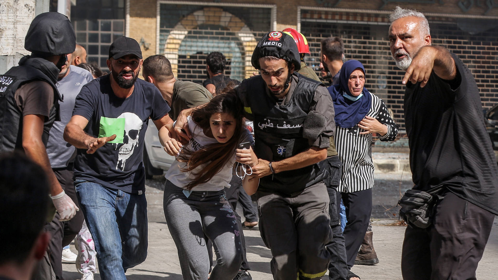 Zivilisten und medizinisches Personal bringen sich in Beirut in Sicherheit | dpa