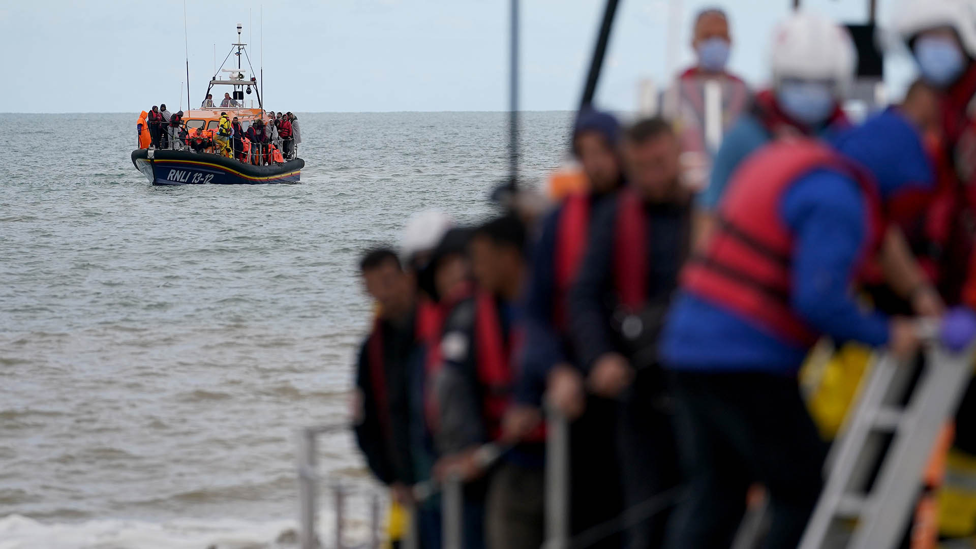Die Rettungsboote von Dungeness und Hastings laufen mit Gruppen von Menschen im Ärmelkanal in Dungeness ein. | dpa