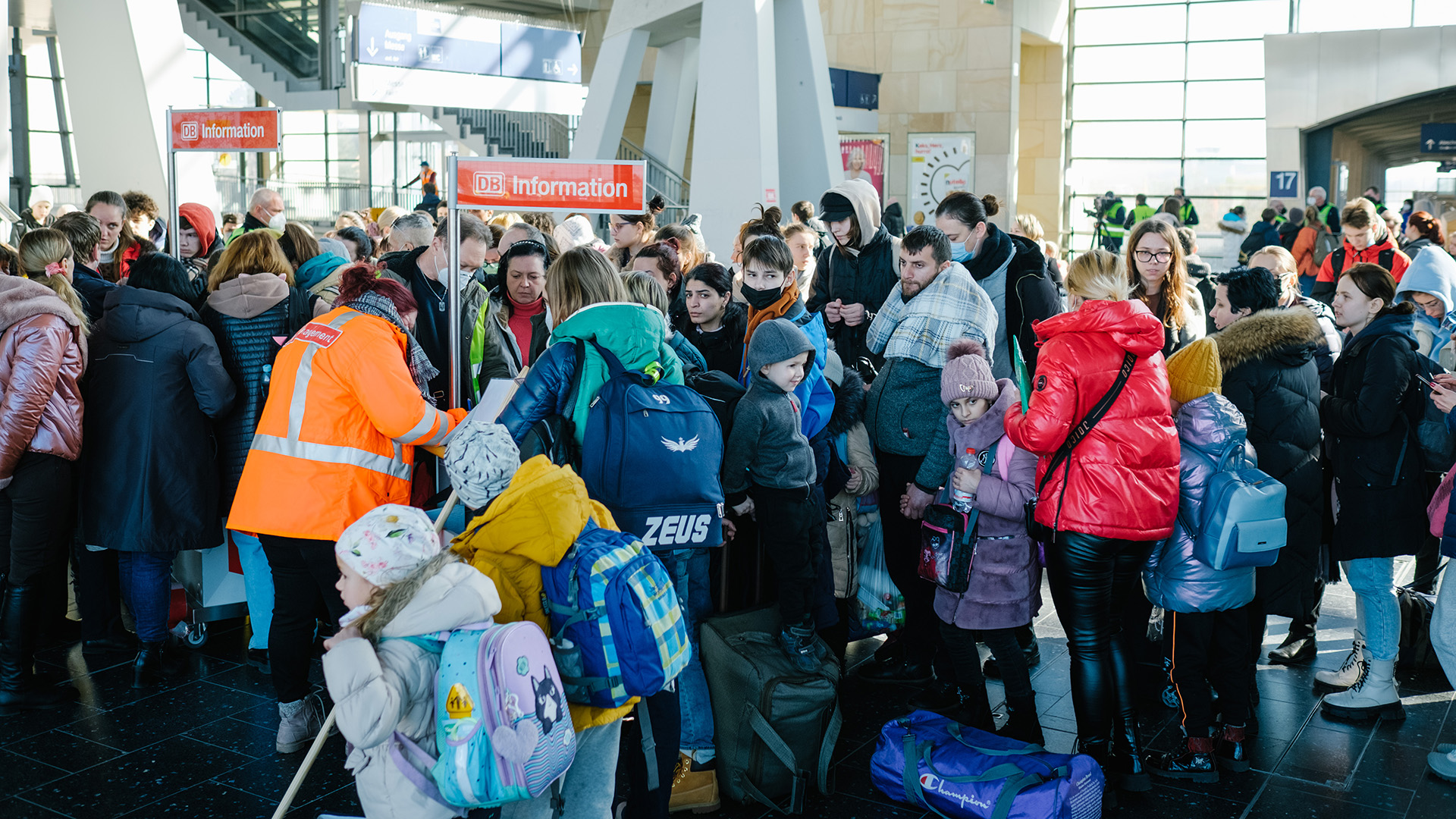 Flüchtende aus der Ukraine stehen nach ihrer Ankunft mit einem Sonderzug am Messebahnhof von Hannover. | picture alliance/dpa