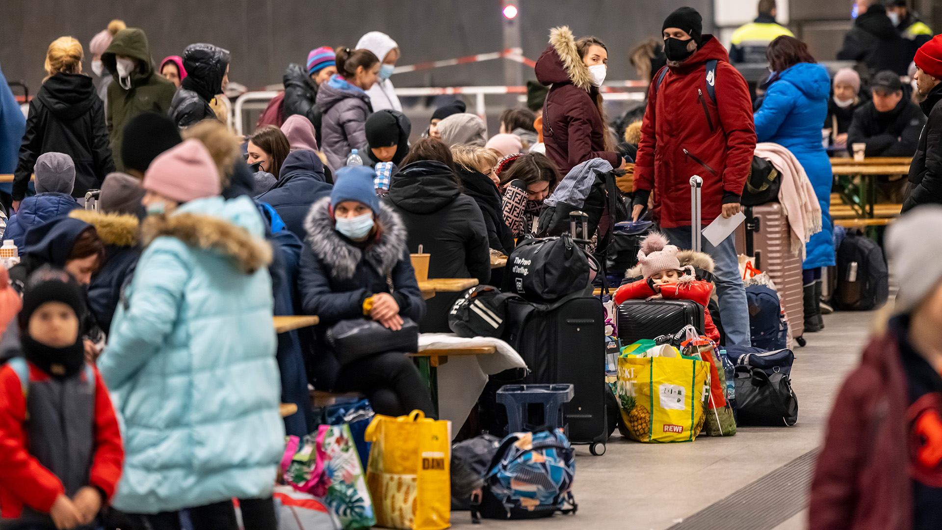 Menschen warten in der Anlaufstelle für Flüchtlinge aus der Ukraine auf dem Berliner Hauptbahnhof.  | picture alliance/dpa