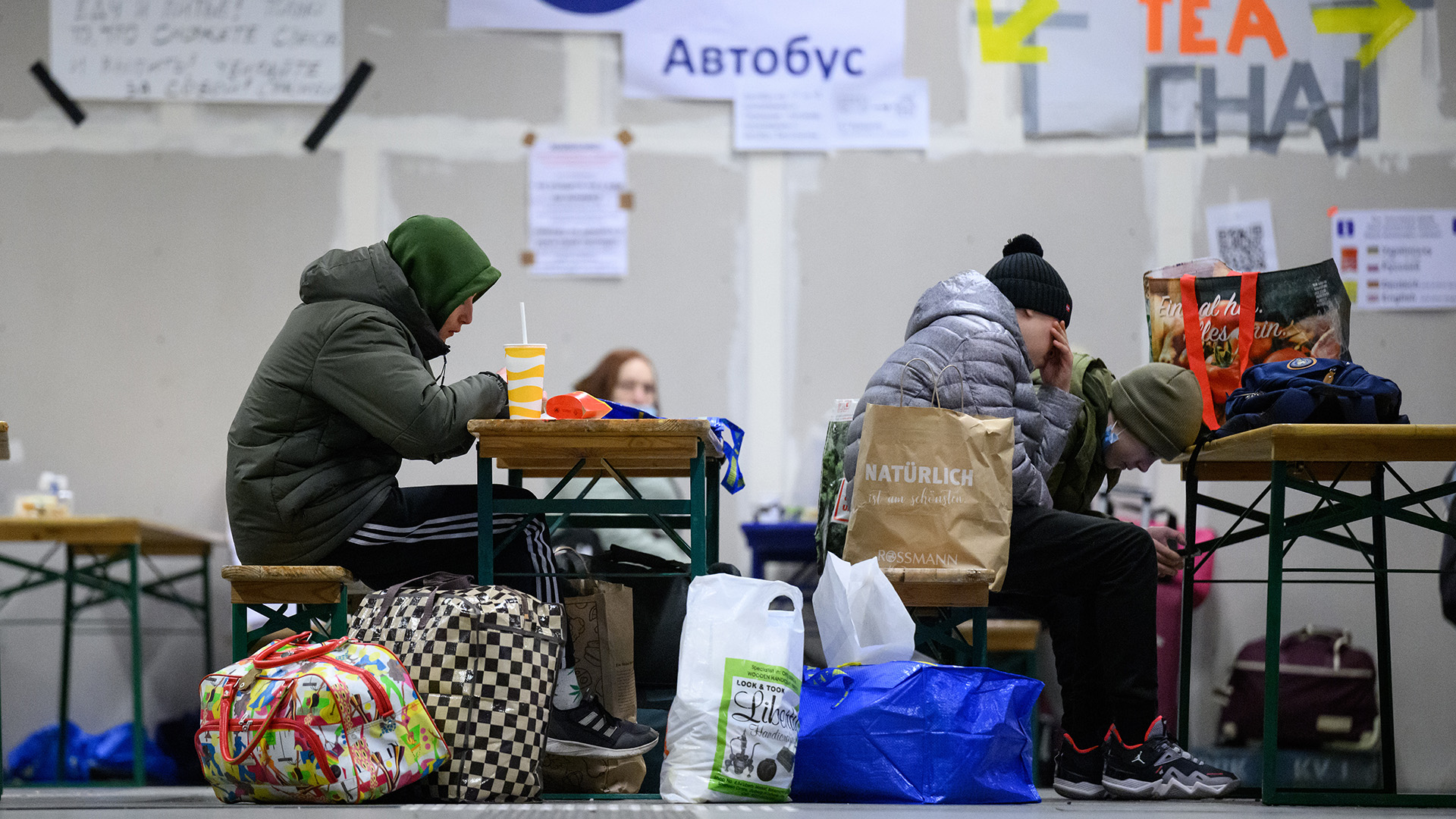 Flüchtlinge aus der Ukraine sitzen im Untergeschoss des Berliner Hauptbahnhofs. | picture alliance/dpa