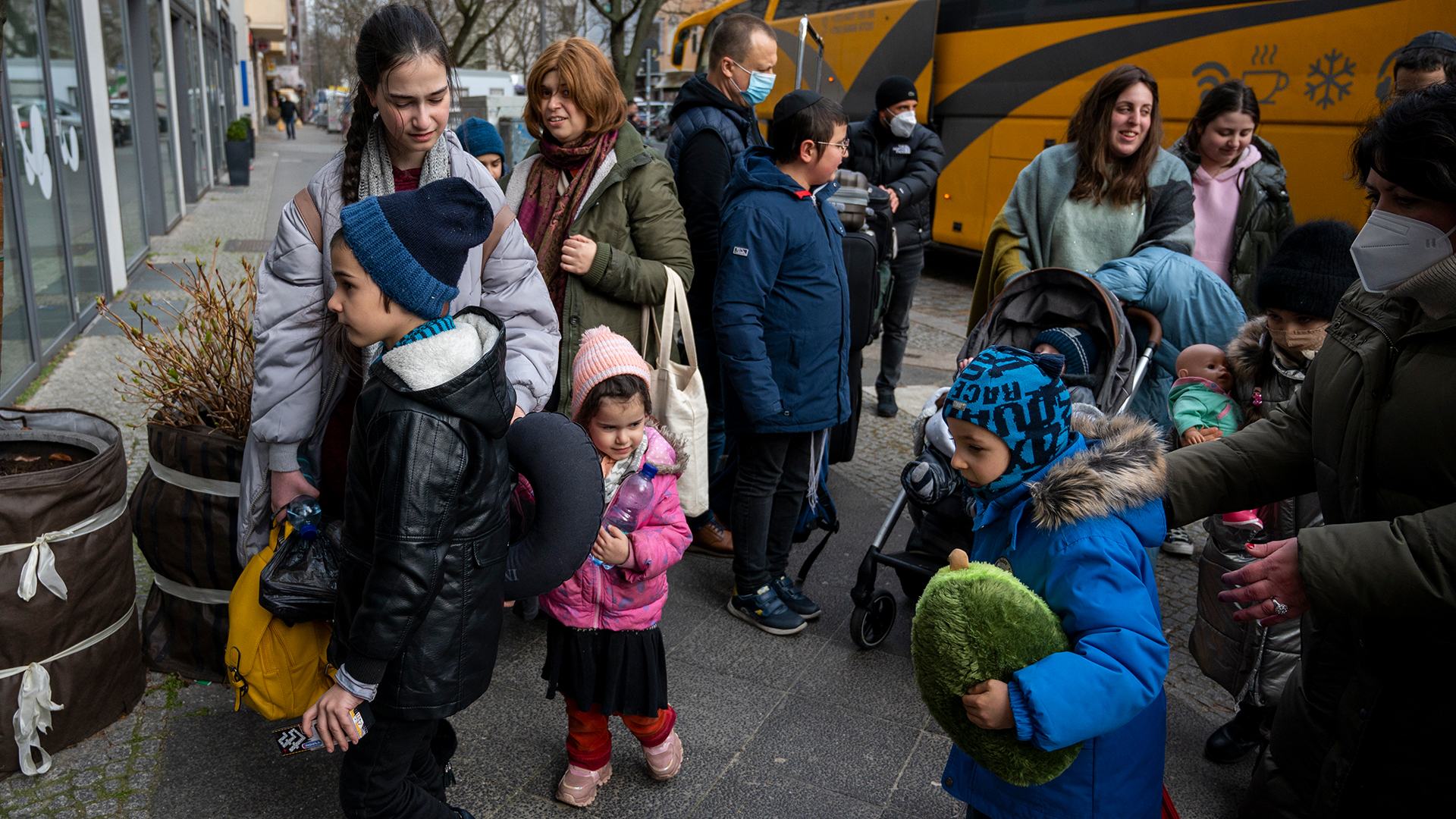 Geflüchtete Kinder aus Odessa gehen nach ihrer Ankunft in ein Hotel in Berlin. | dpa