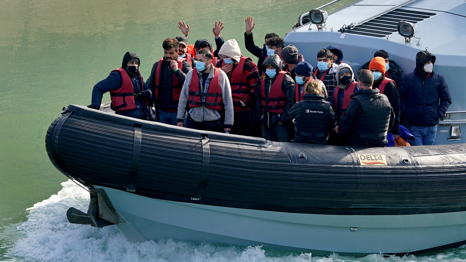 Menschen in einem kleinen Boot im Ärmelkanal in Dover, Großbritannien. | dpa