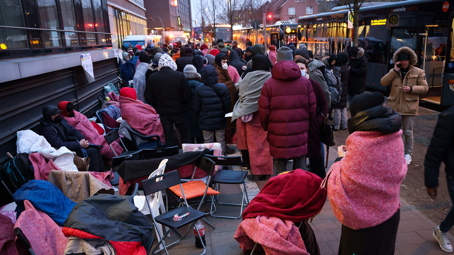 Menschen, die aus der Ukraine geflohen sind,  warten vor dem Amt für Migration in Hamburg. | dpa