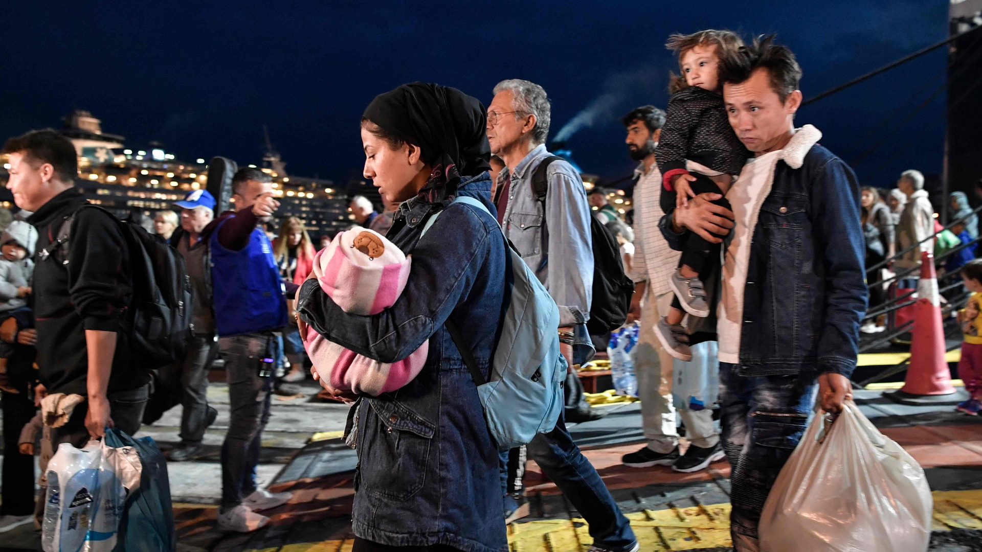 Geflüchtete verlassen im Hafen von Piräus eine Fähre, mit der sie von Lesbos aufs griechische Festland gebracht wurden.  | AFP