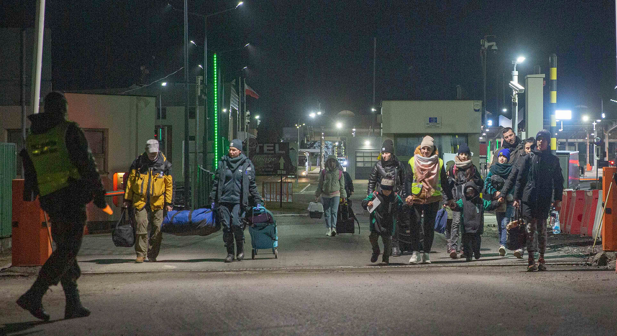Menschen, die vor dem Konflikt in der Ukraine fliehen, kommen am Grenzübergang Medyka in Polen an. | picture alliance/dpa/AP