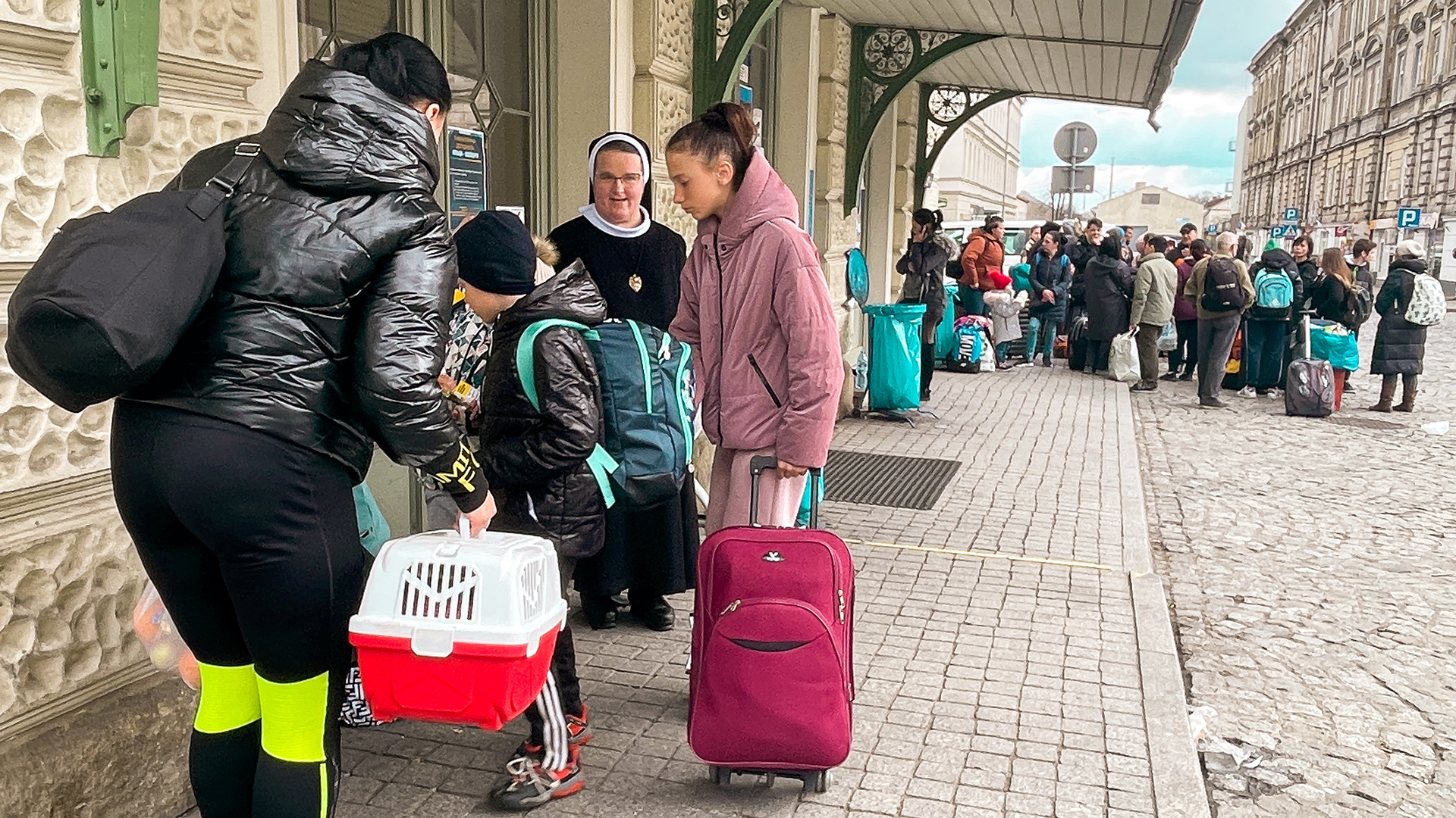 Eine Nonne steht  inmitten ukrainischer Flüchtlingskinder am Bahnhof in Przemysl, Polen. | picture alliance/dpa/ZUMA Press 