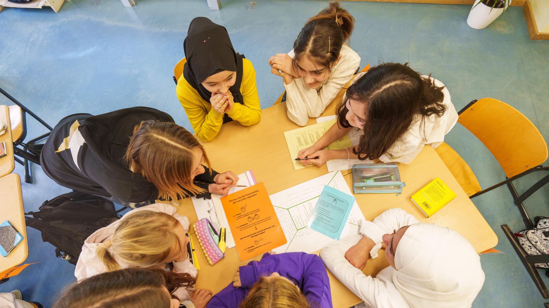 Schülerinnen lernen gemeinsam beim Unterricht in einer Intensivklasse imhessischen Bad Schwalbach. | dpa