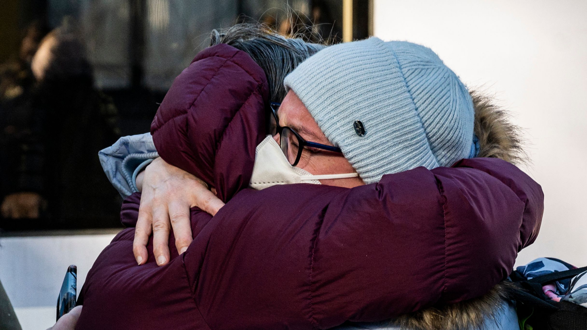 Eine Frau umarmt am Berliner Hauptbahnhof eine aus Kiew geflohene Freundin | AFP