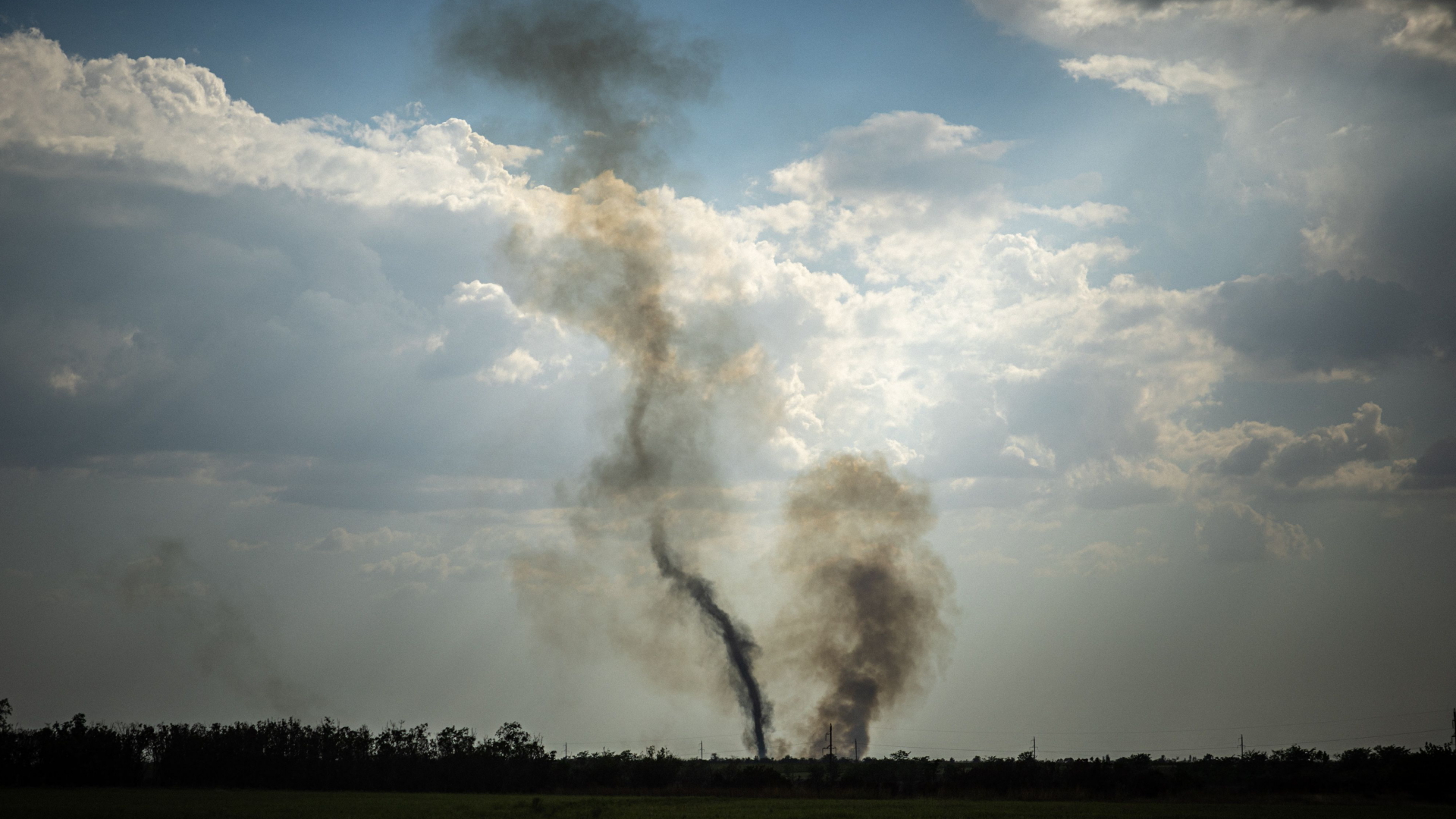 Rauch steigt im Kampfgebiet in der südukrainischen Region Mykolajiw auf.  | AFP