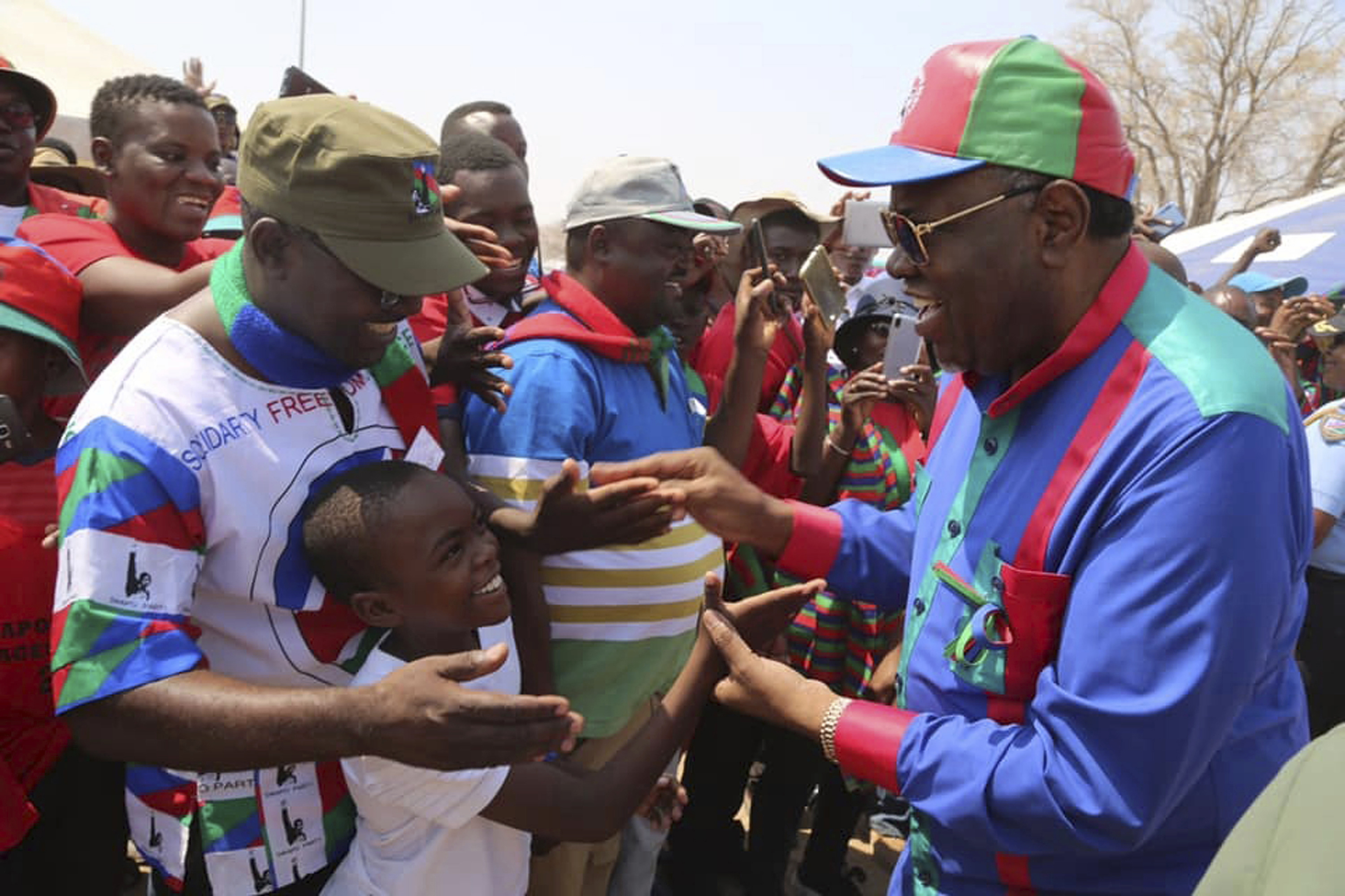Namibias Präsident Geingob schüttelt während eines Wahlkampftermins 2019 die Hände von Anhängern. | picture alliance/dpa/AP