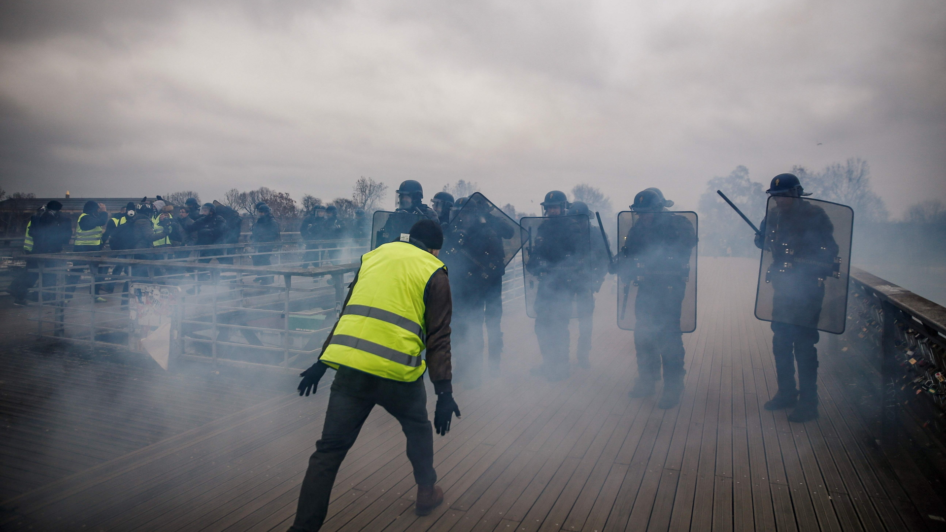 "Gelbeweste" und Polizisten in Paris | AFP