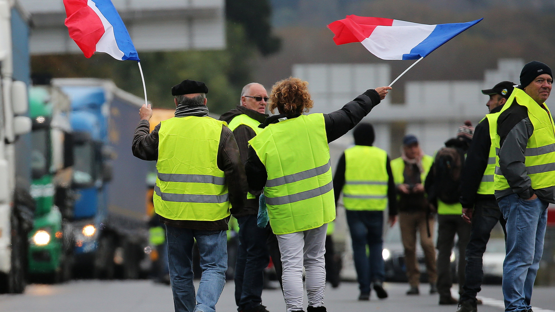 "Gelbwesten" blockieren eine Autobahn in Frankreich  | dpa