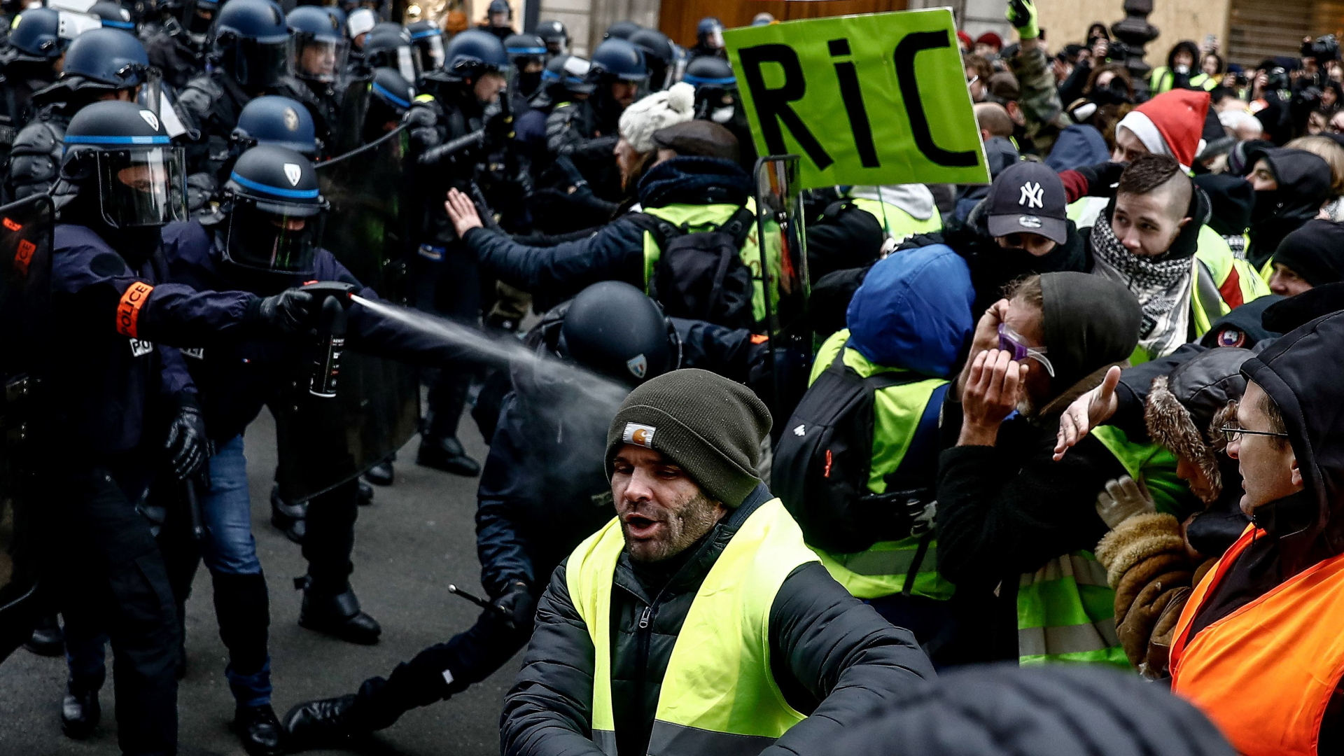 Zusammenstoß zwischen Polizisten und Demonstranten.  | Bildquelle: AFP