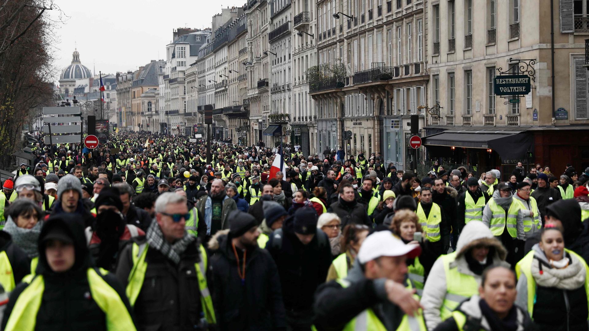 Mehrere tausend "Gelbwesten" drängen sich auf einer Straße in Paris. | AFP