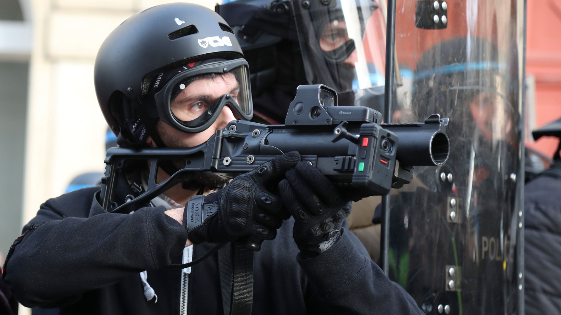 Polizist mit Gummigeschoss-Kanone | AFP