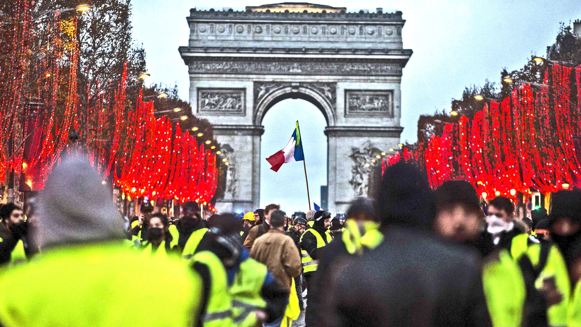 Menschen mit gelben Westen demonstrieren in Paris | dpa