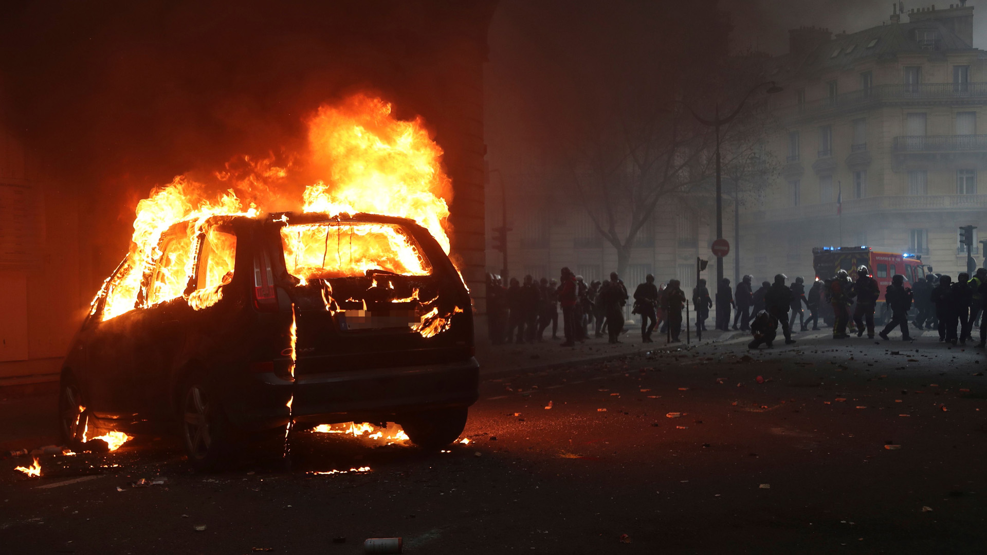 Ein brennendes Auto in der Innenstadt von Paris | Bildquelle: AFP