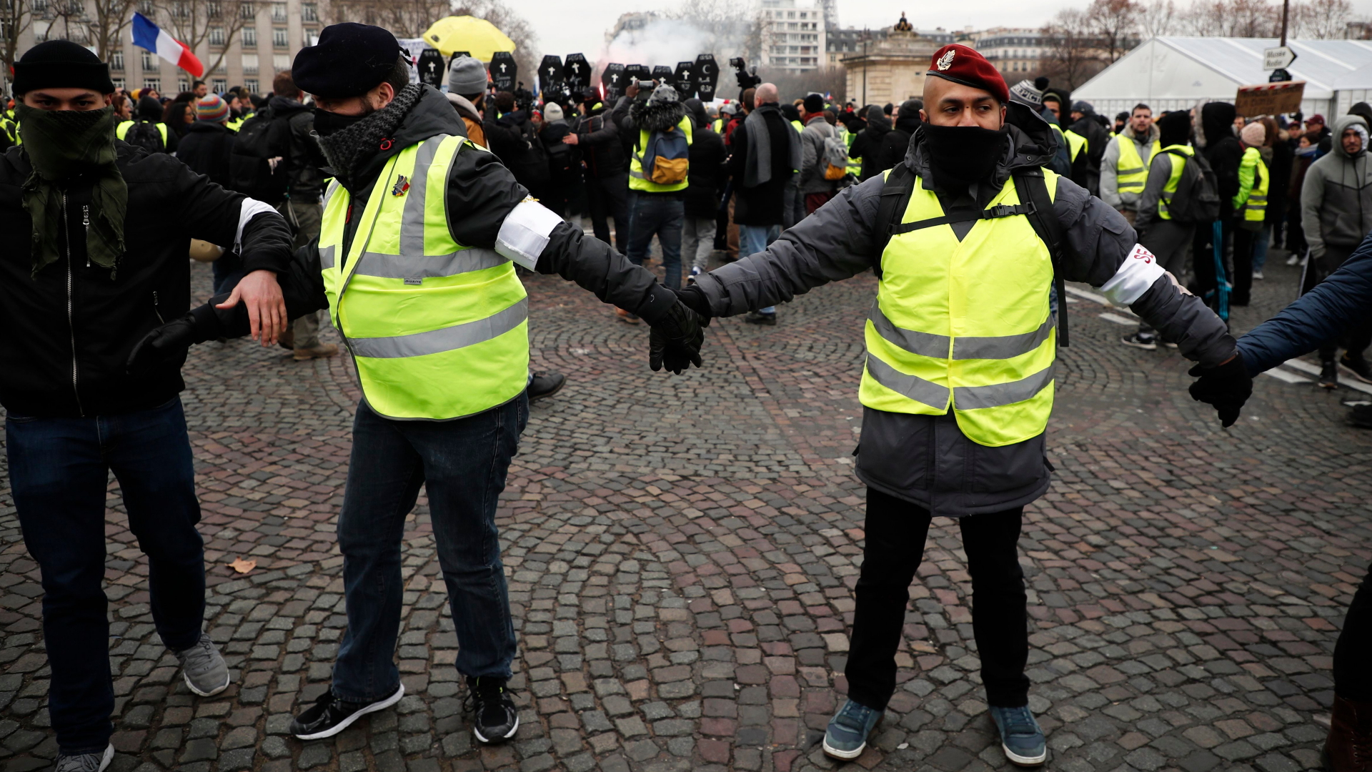 Selbst ernanntes "Sicherheitsteam" bei den Protesten der Gelbwesten in Paris | CHRISTOPHE PETIT TESSON/EPA-EFE/