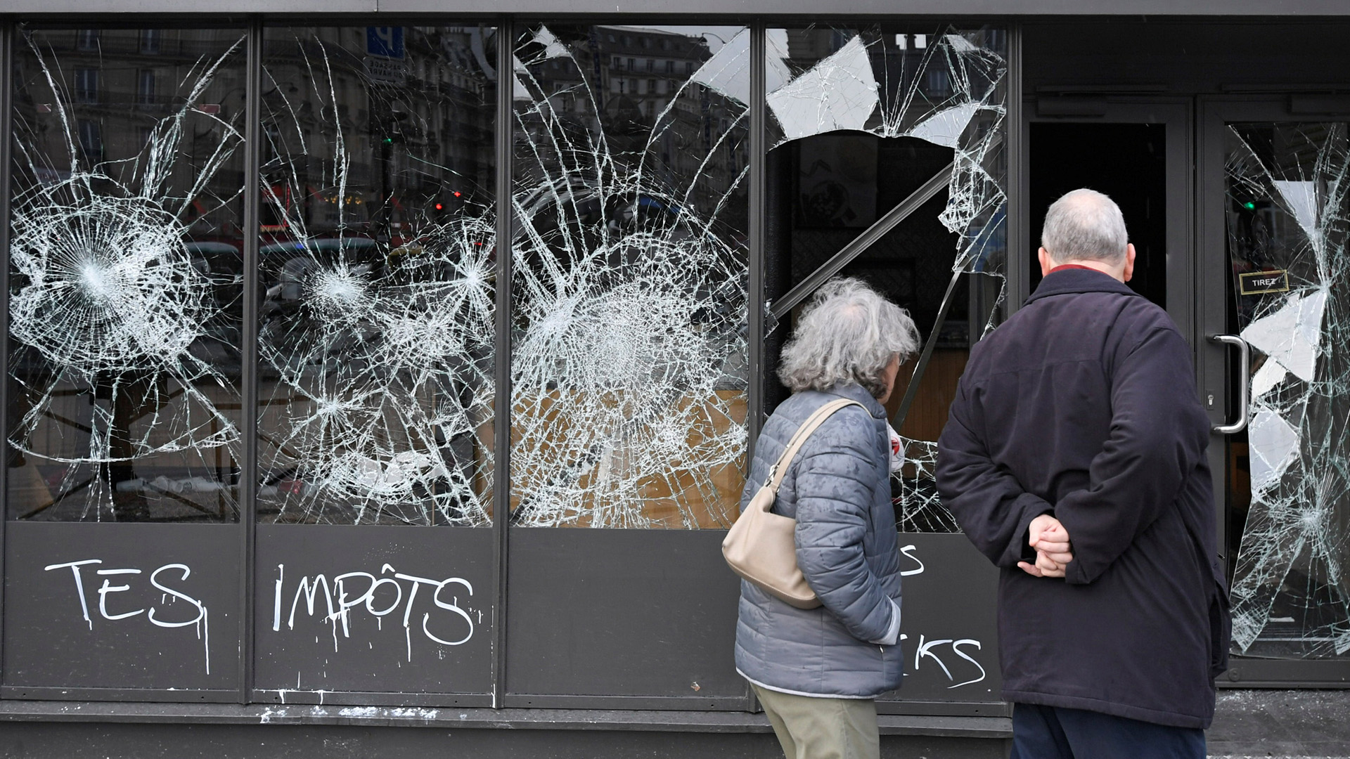Eingeschlagene Scheiben an einer Starbucks-Filiale in Paris | Bildquelle: REUTERS