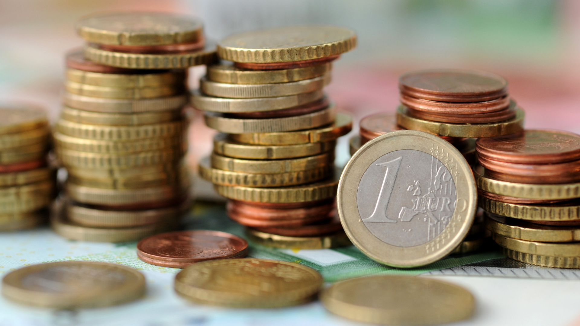 Euromünzen auf einem Haufen | dpa