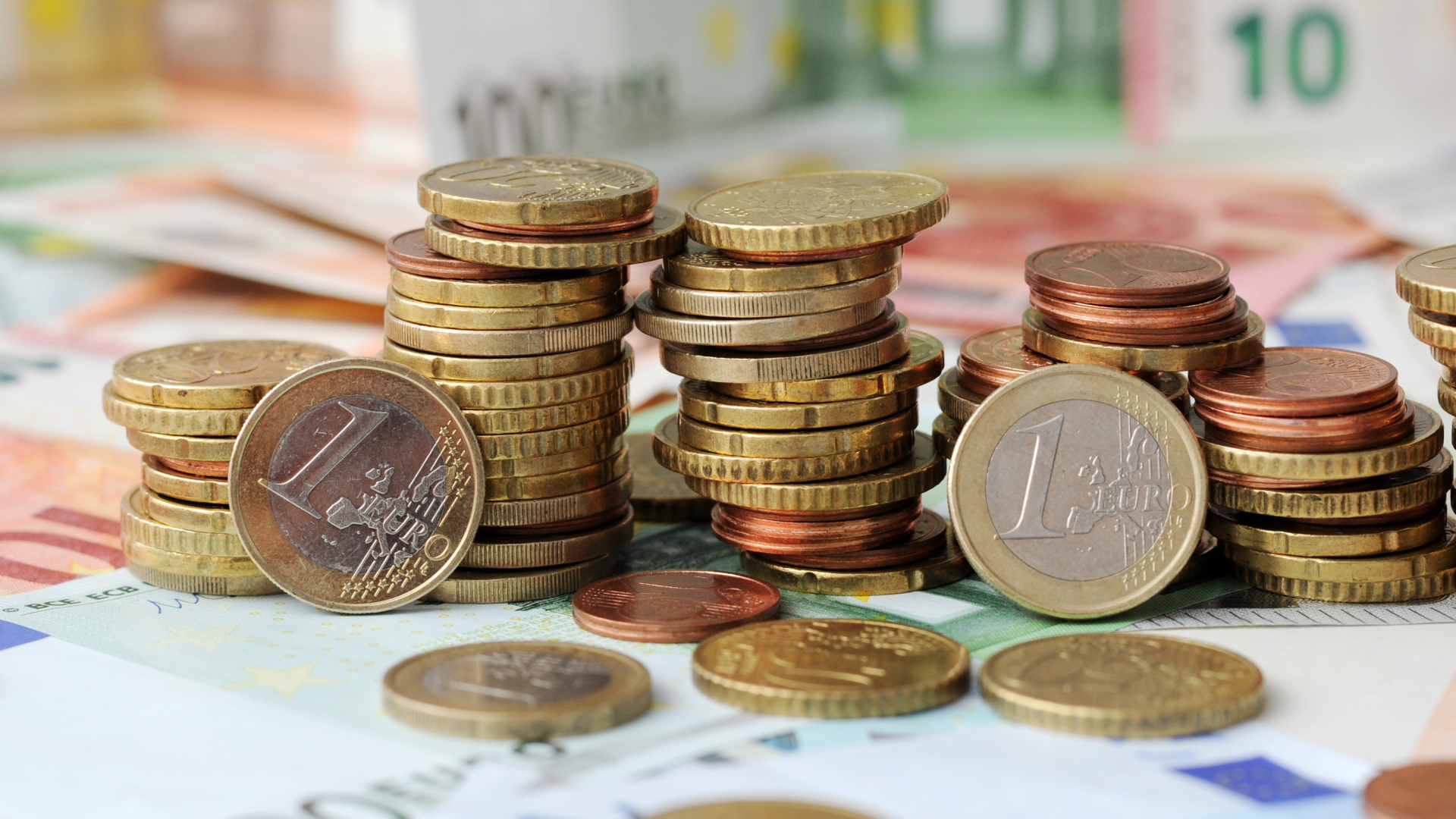 Stapel von Münzen liegen auf Euro-Geldscheinen | dpa