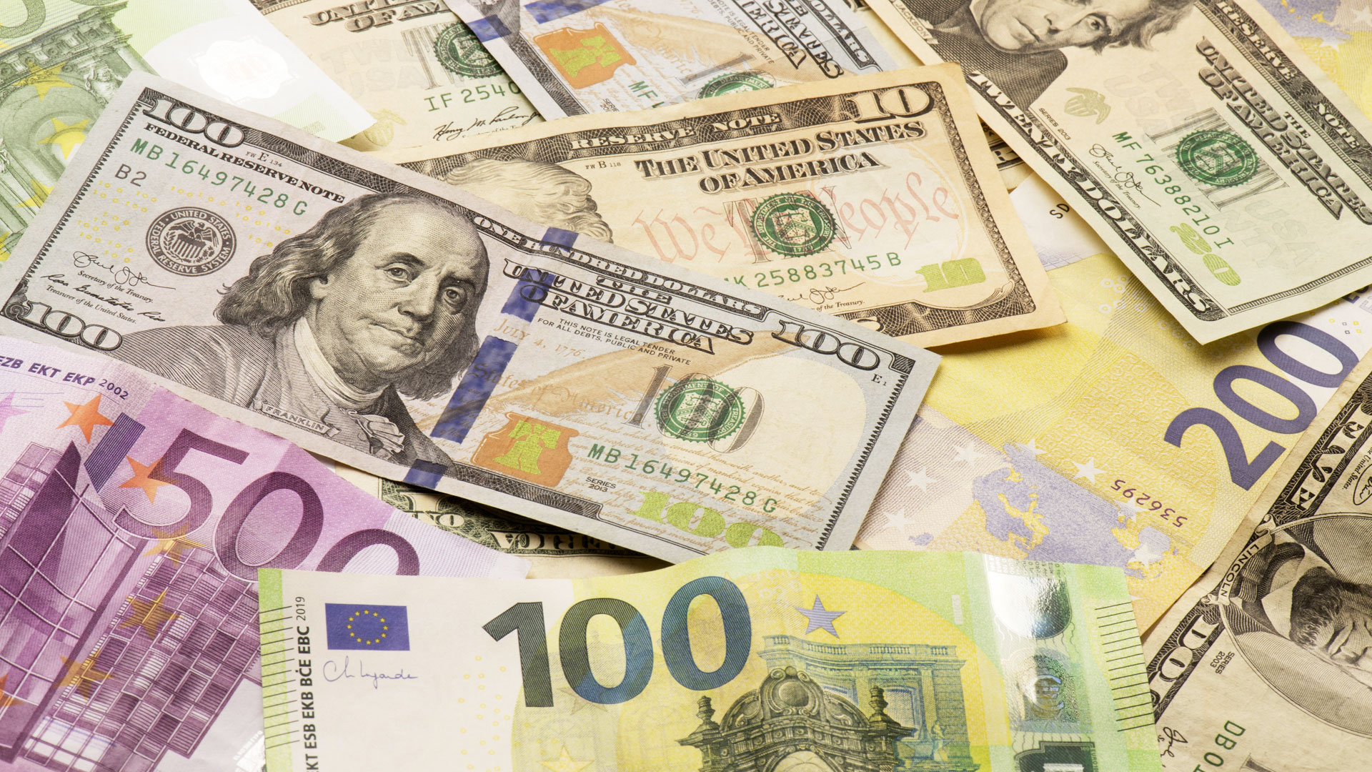 US-Dollar und Euro Scheine | dpa