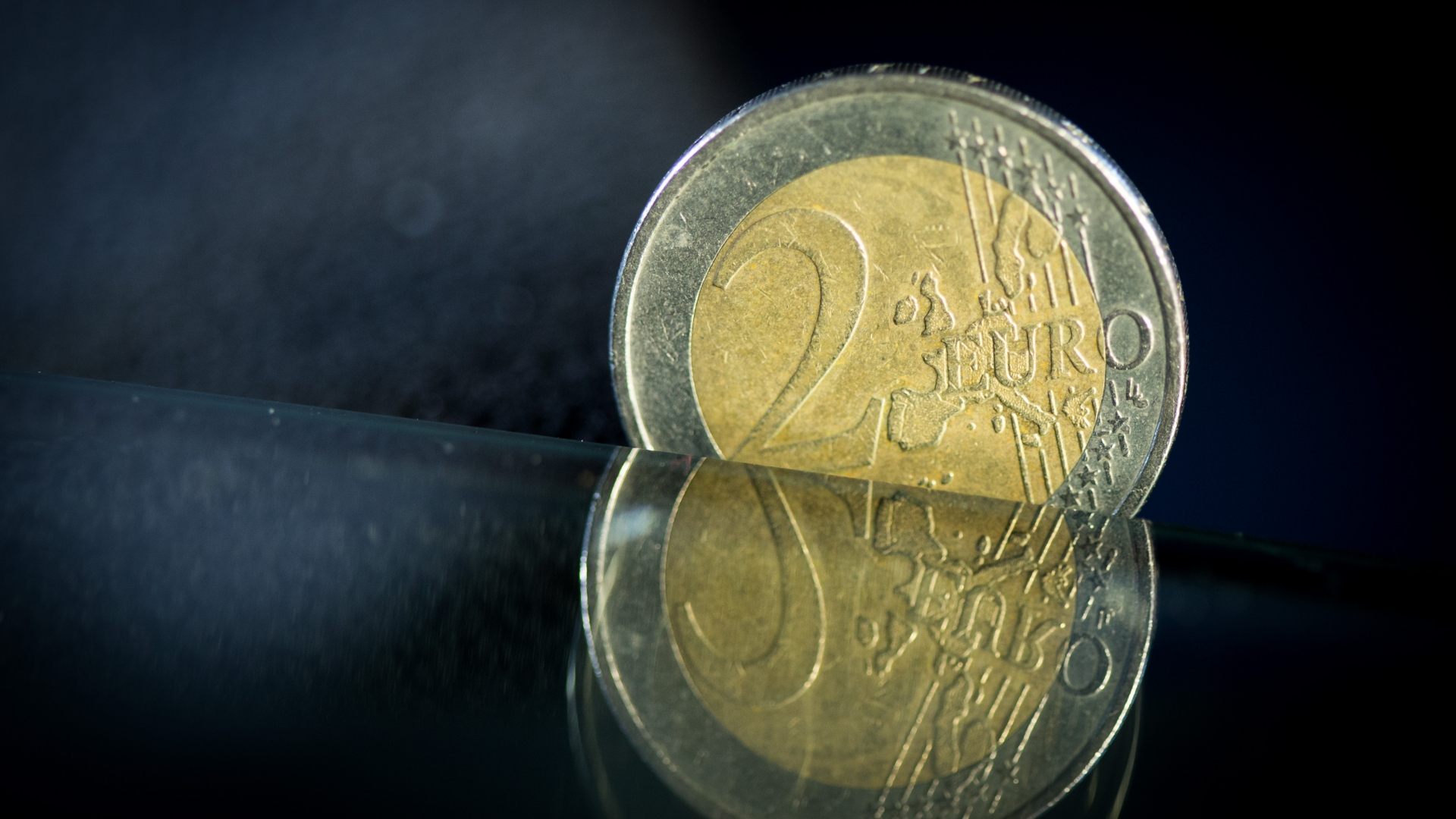 Eine 2-Euro-Münze. | dpa