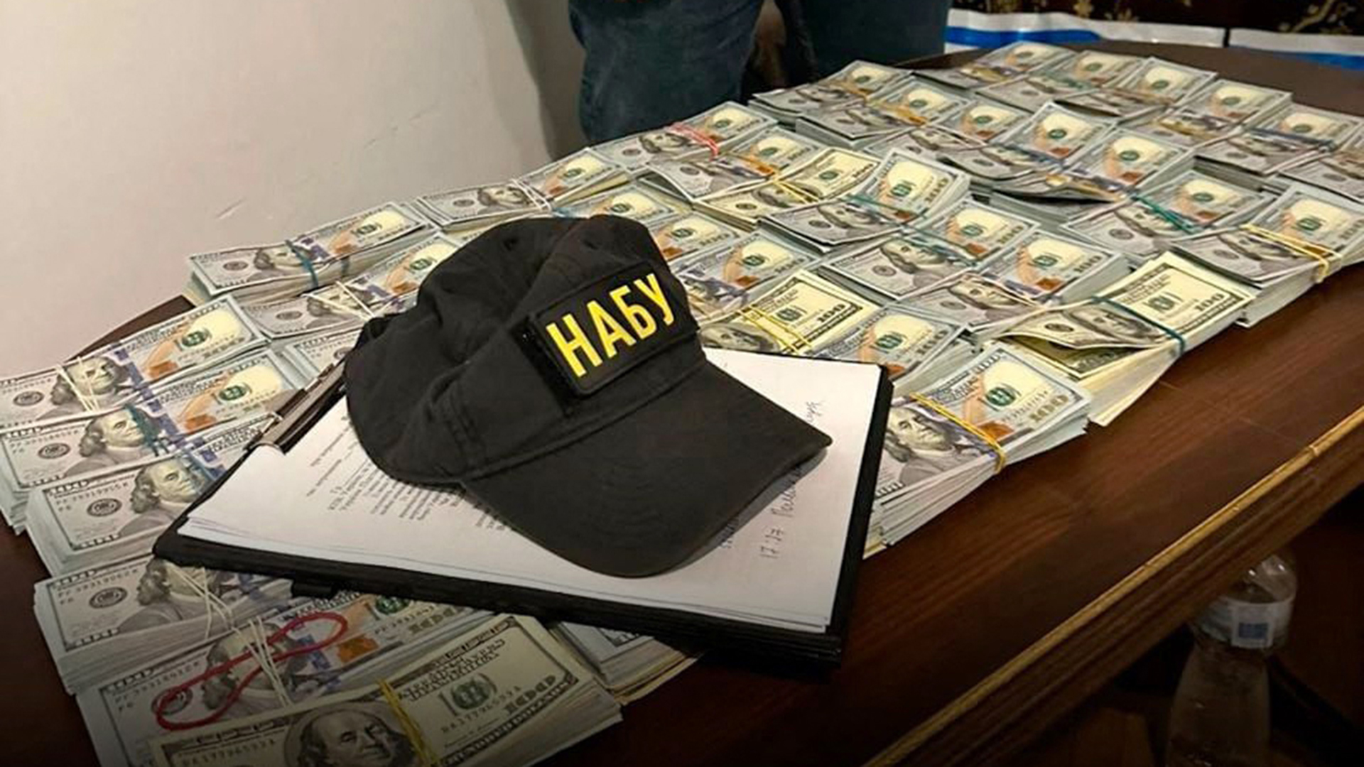 Ein Bild der Anti-Korruptionsbehörde der Ukraine zeigt beschlagnahmtes Geld. | AFP