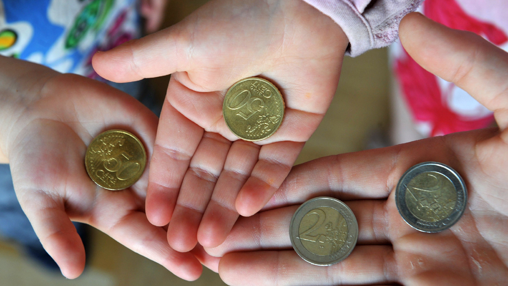 Kinder halten ihr Taschengeld in den Händen