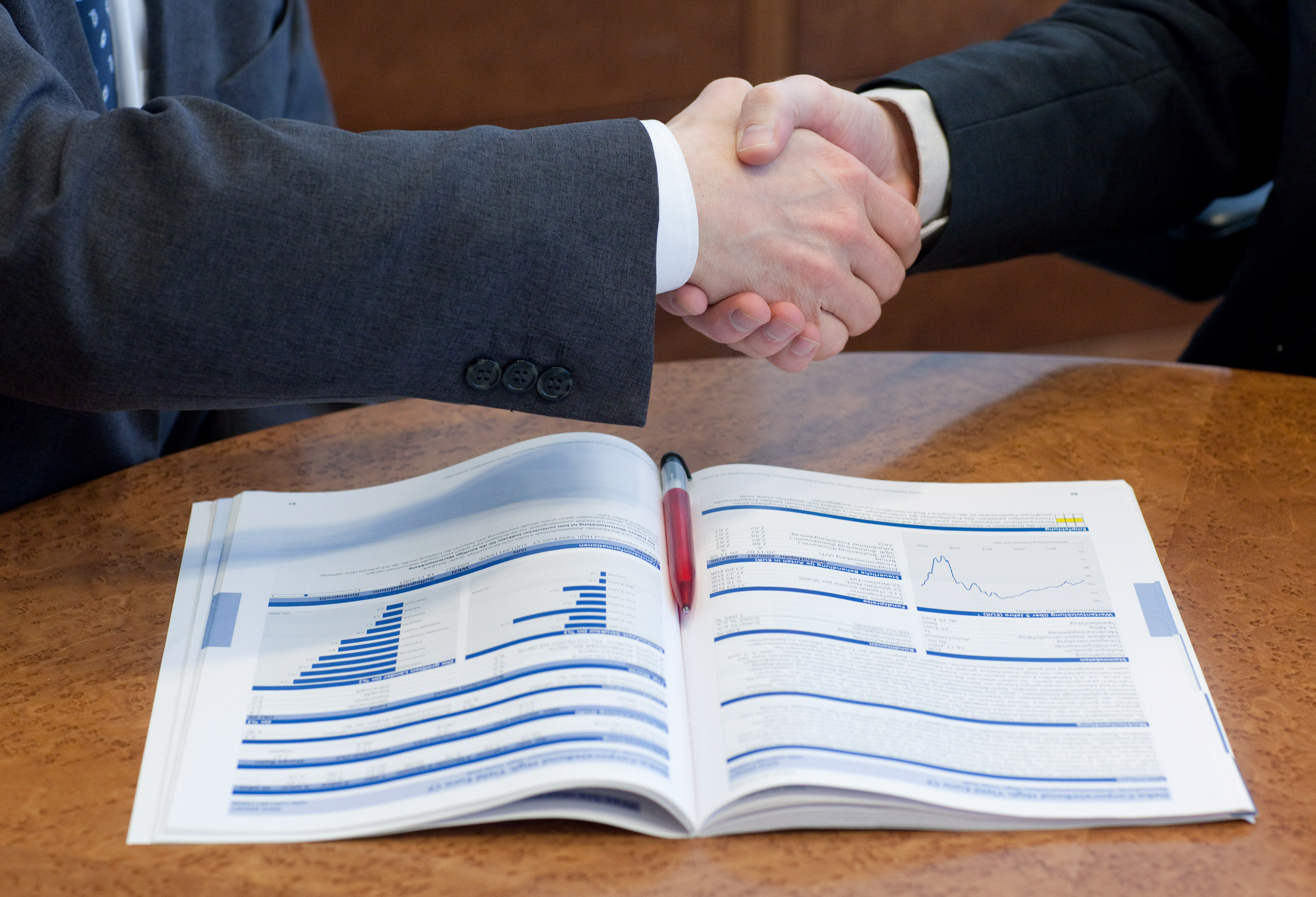 Kundenberater und Kunde reichen sich nach einem Vertragsabschluss die Hand | picture alliance / dpa