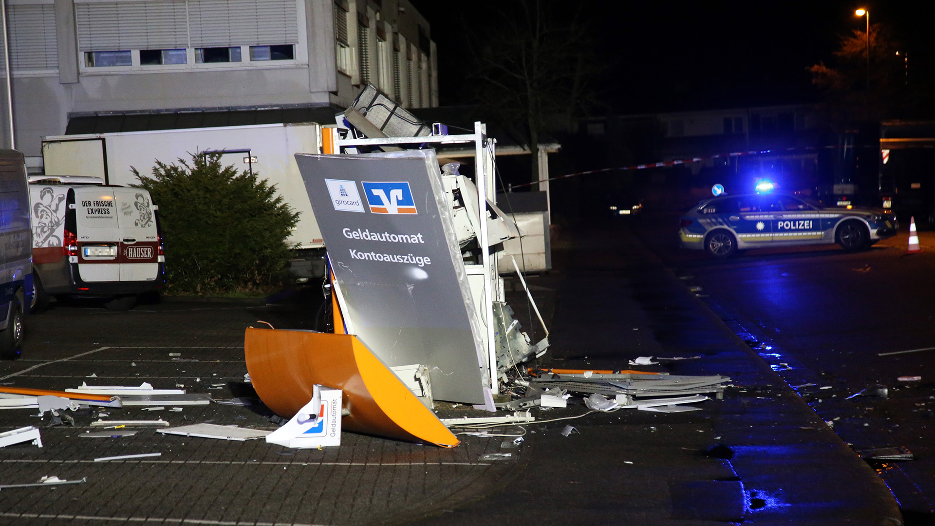 Ein gesprengter Geldautomat steht am frühen Morgen auf einem Parkplatz in Aschaffenburg | dpa