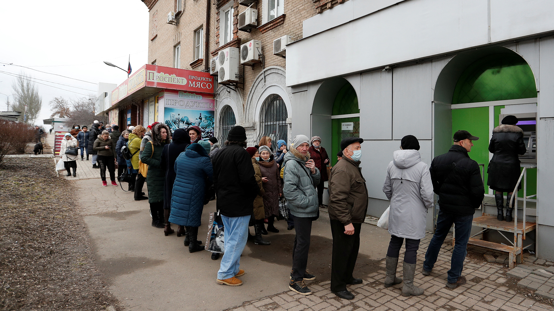 Menschen stehen vor einem Geldautomaten Schlange, Donezk | REUTERS