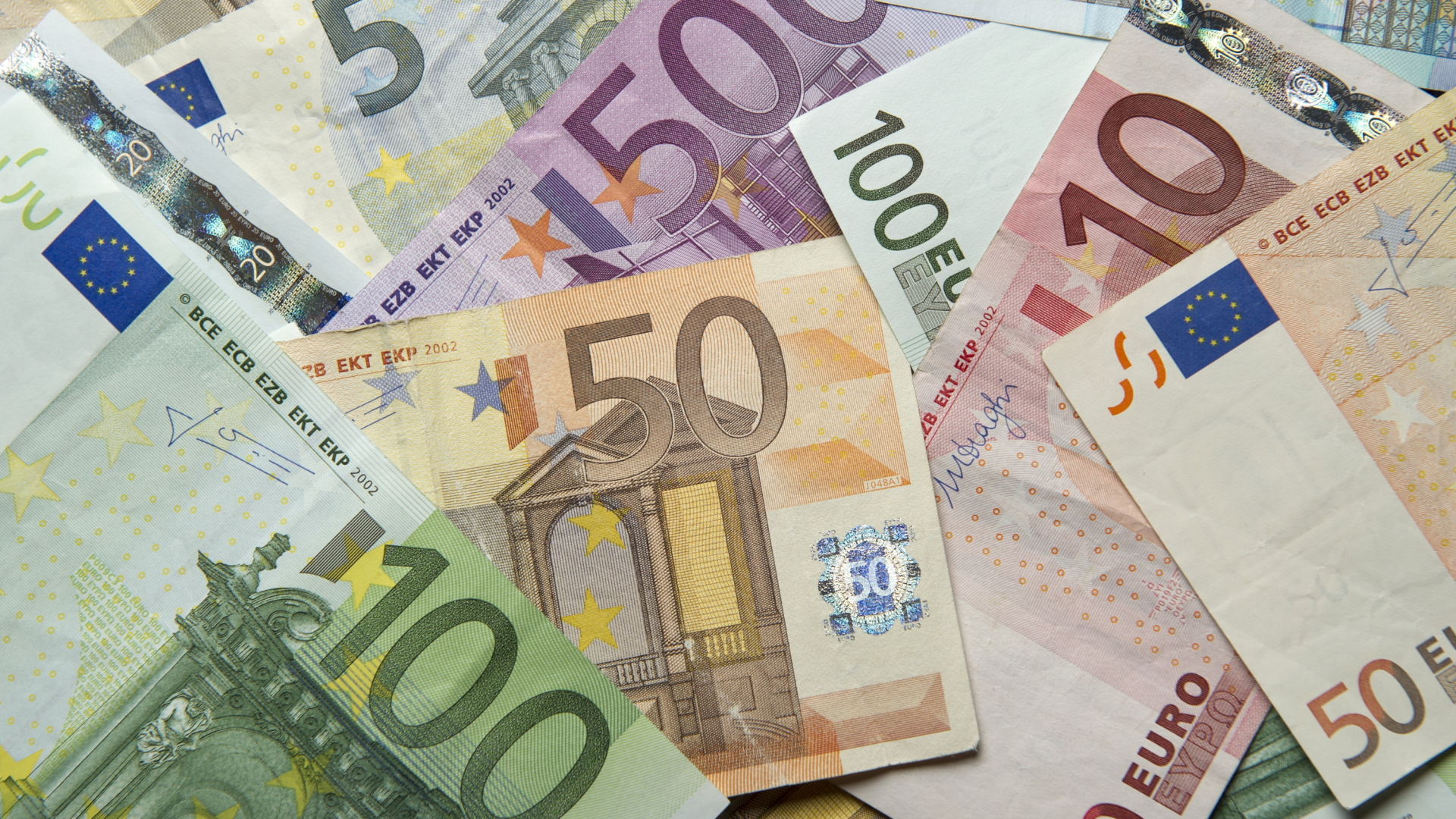 Zahlreiche Euro-Banknoten | dpa