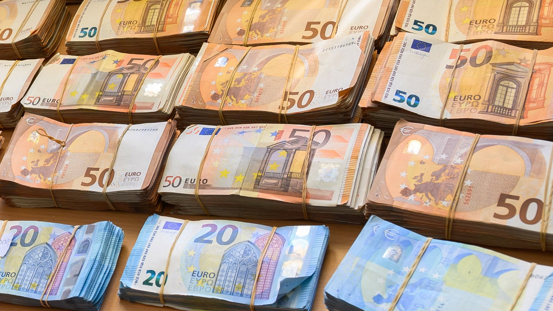 Euro-Banknoten liegen auf einem Tisch. | dpa