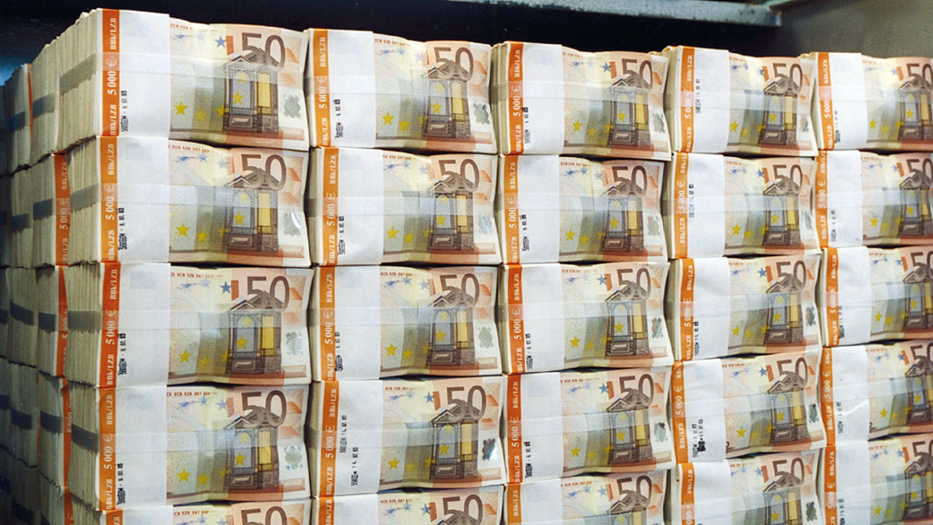 Zahlreiche Geldpakete von 50-Euro-Scheinen