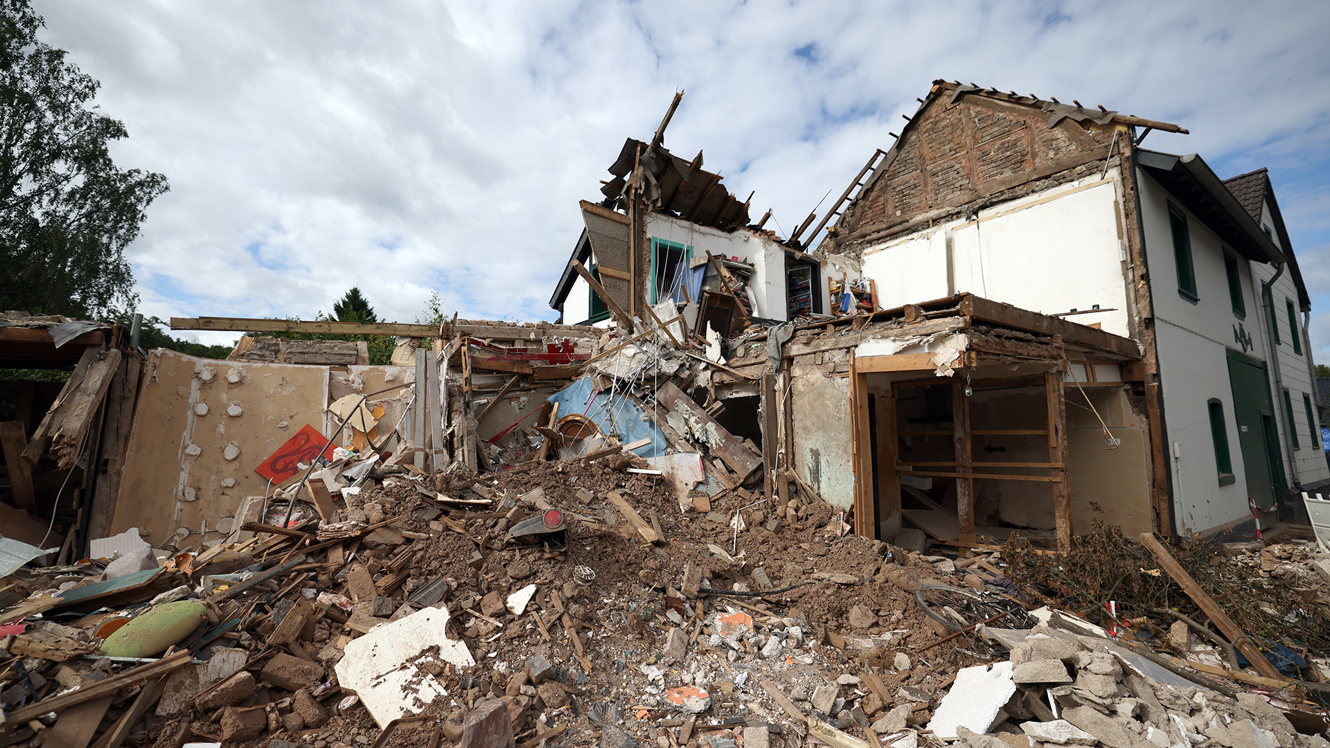 In Gemünd (NRW) sieht man Schutt und Geröll eines nach dem Hochwasser völlig zerstörten Hauses.