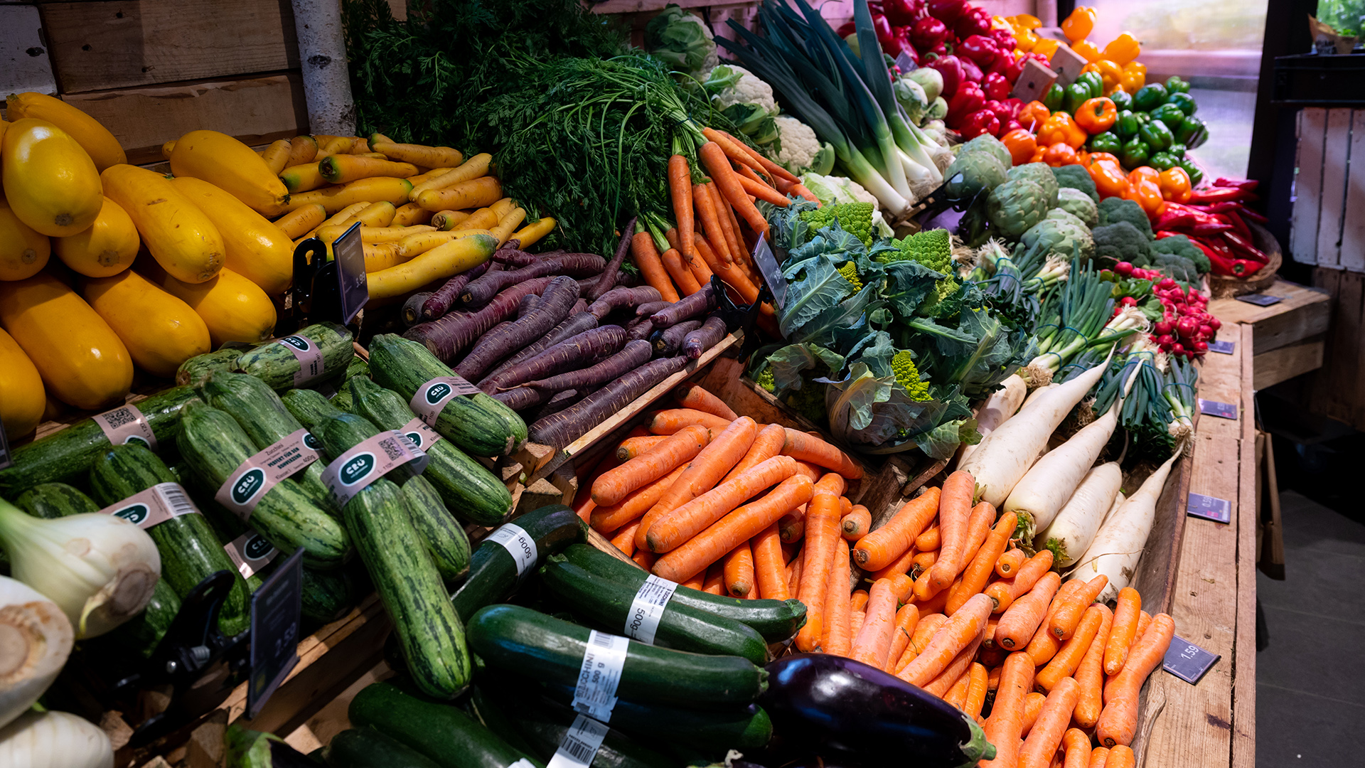 Gemüse liegt in einem Supermarkt.  | dpa