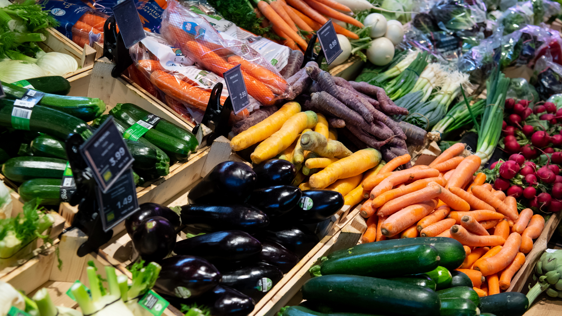 Gemüse liegt in einem Supermarkt | dpa