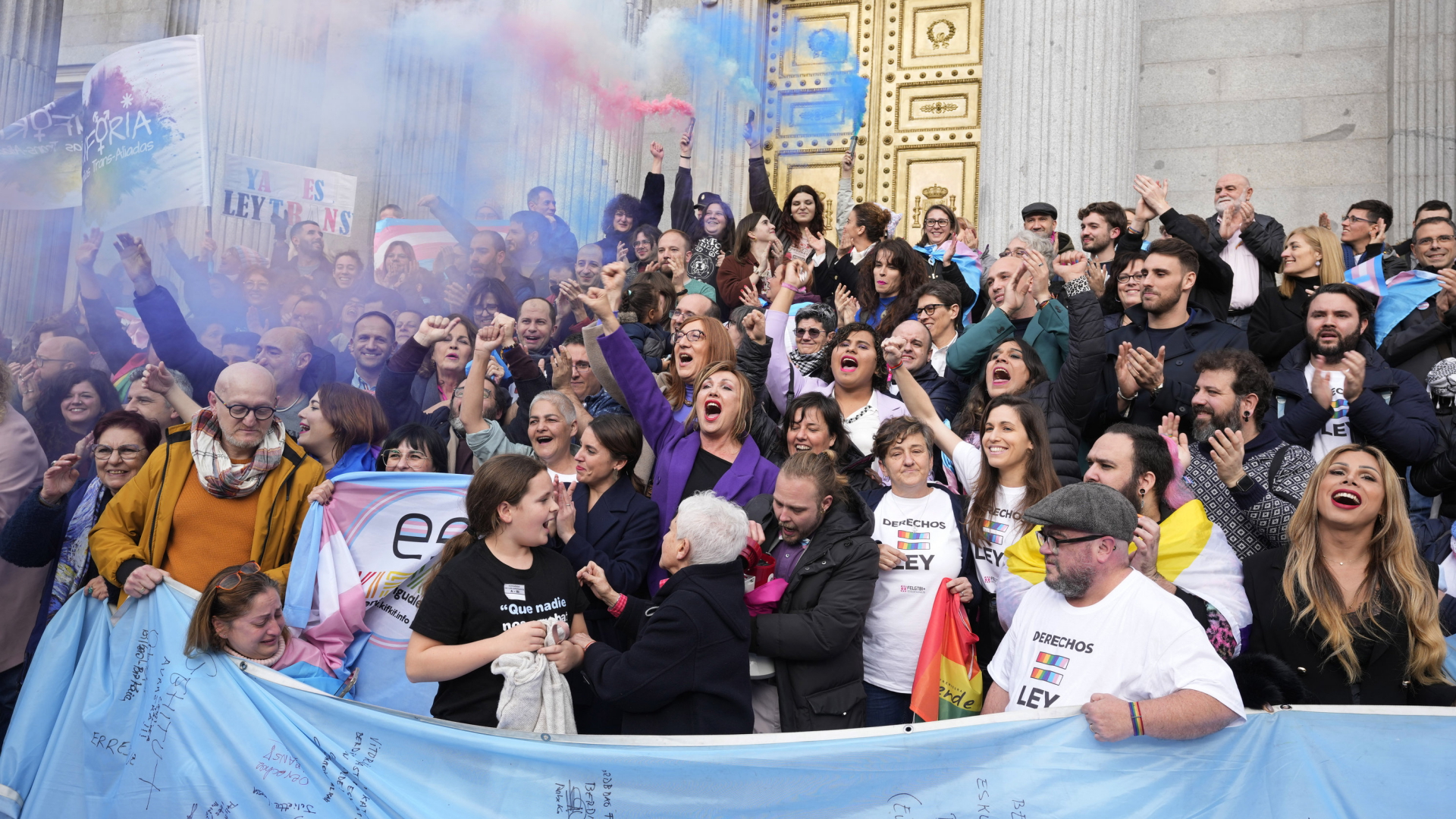 Feiernde Menschen vor dem Parlament in Madrid | AP
