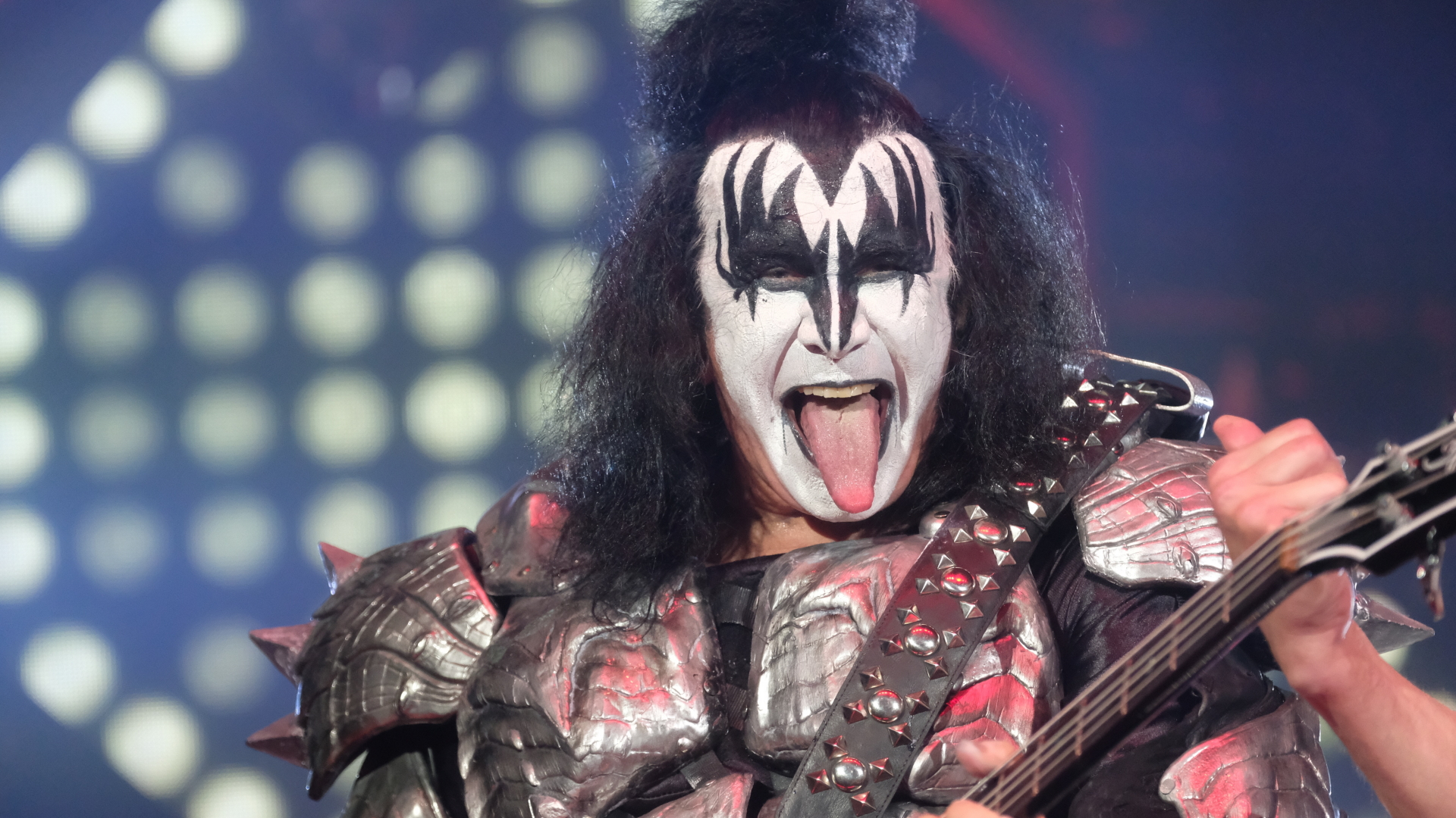 Markenzeichen herausgestreckte Zunge: Der Kiss-Bassist Gene Simmons | dpa