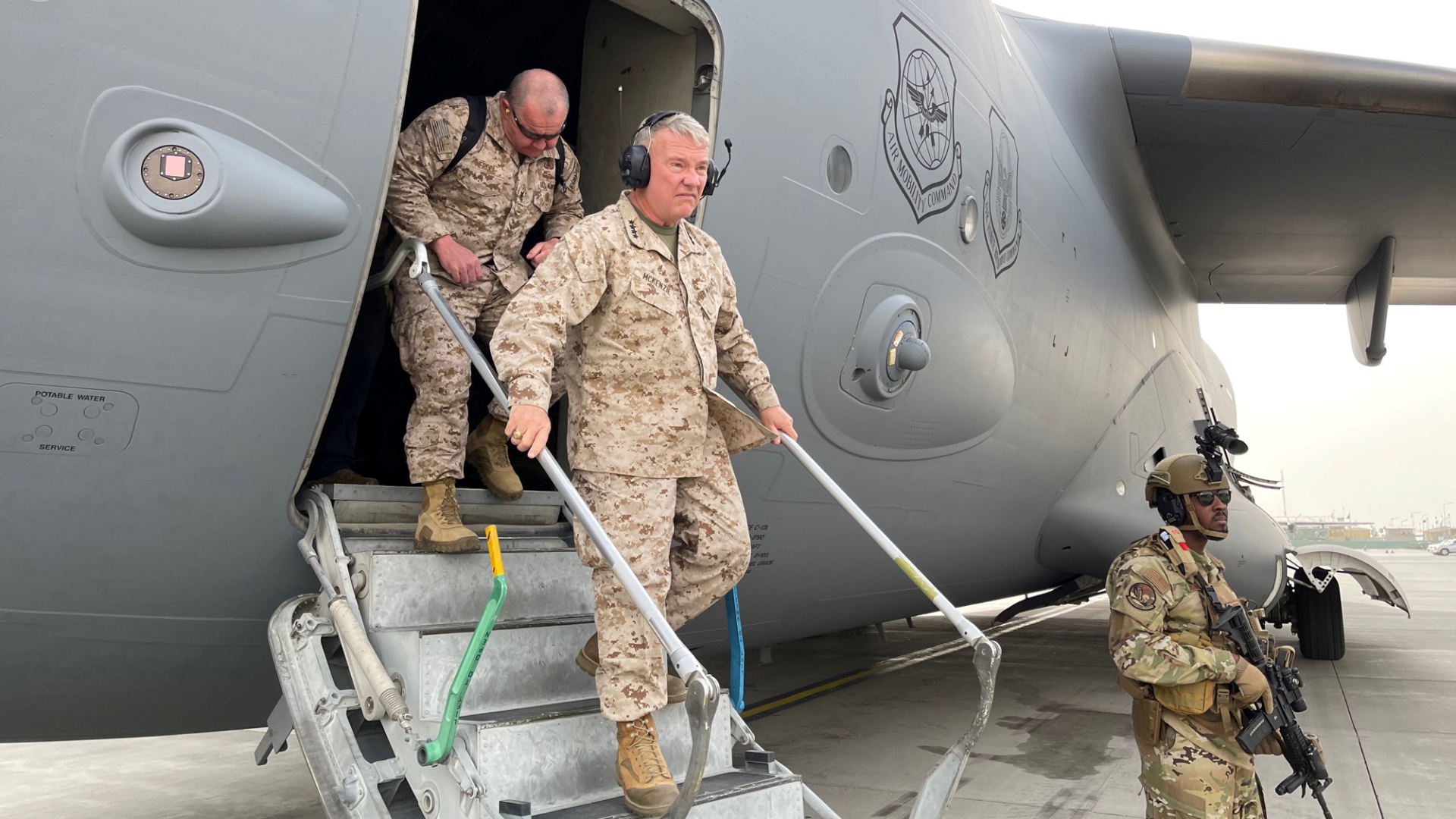 General Frank McKenzie (mitte) war am 17. August nach Afghanistan geflogen. Hier verlässt er auf dem Hamid Karzai Flughafen eine US-Transportmaschine. | VIA REUTERS