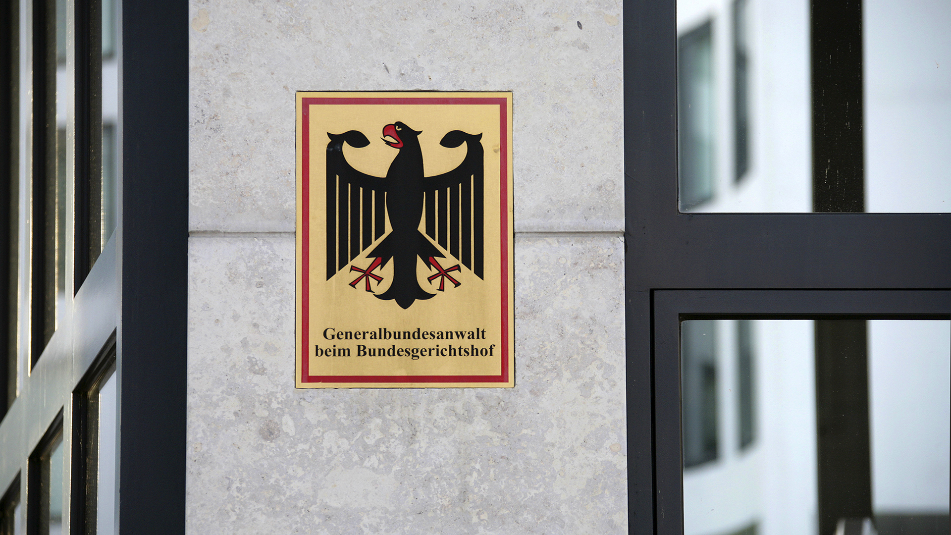 Schild mit der Aufschrift "Generalbundesanwalt beim Bundesgerichtshof" in Karlsruhe. | ARD-aktuell